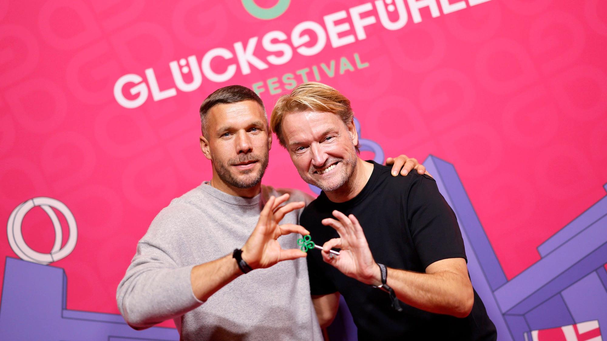 Lukas Podolski und Markus Krampe - die beiden Organisatoren des Glücksgefühle Festivals - bei der Vorstellung des Programms für das Glücksgefühle Festival 2026 im Cinedom.