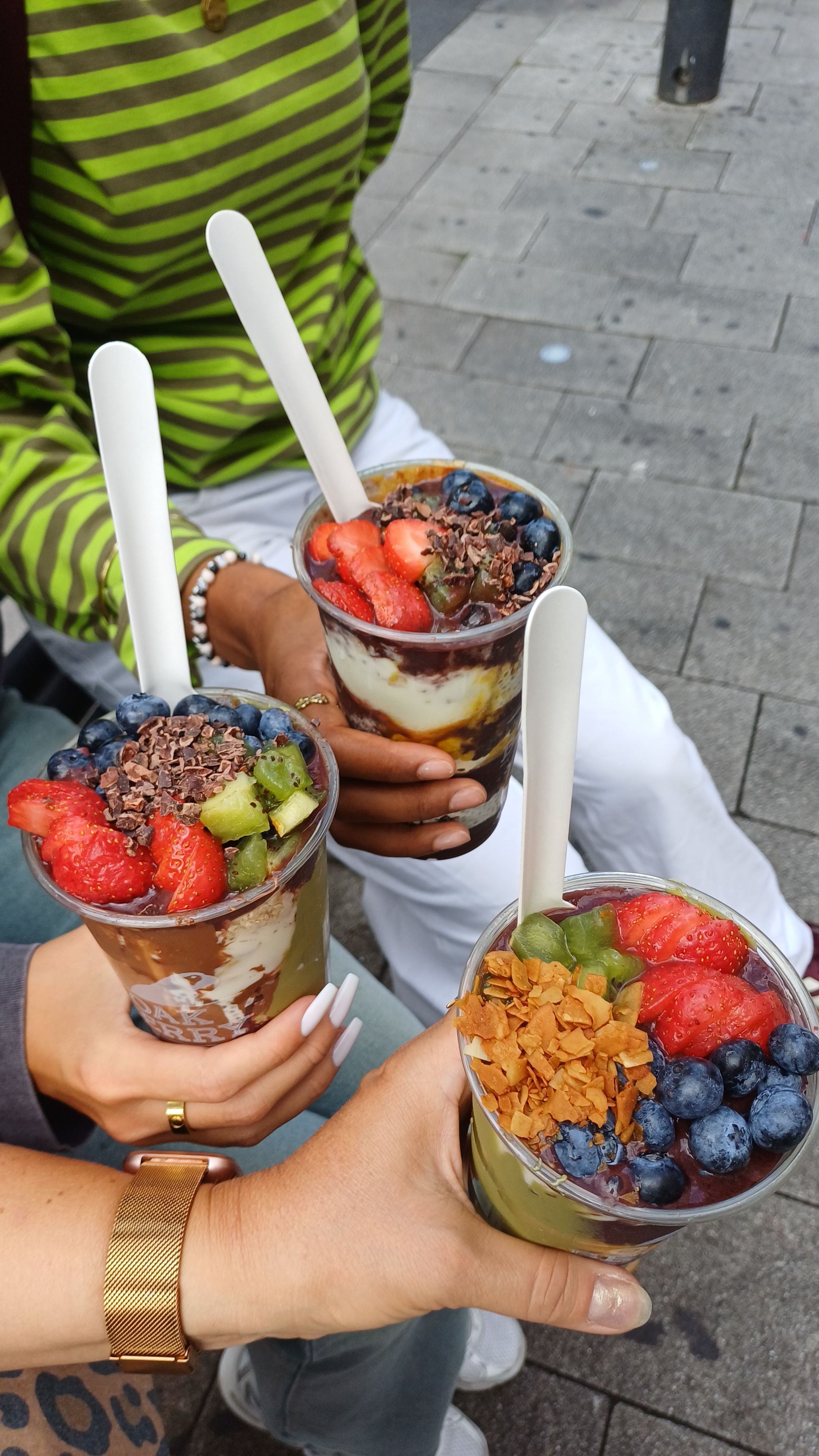 Kunstvoll geschichtete und fotogene Açai-Bowls von Oakberry