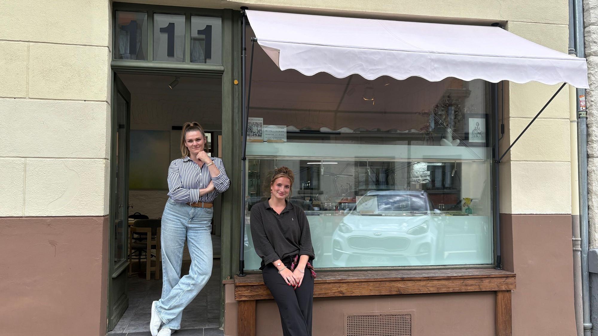 Elisabeth und ihre Meisterin Sabrina Schildgen vor der Werkstatt „GoldKunstKöln“ in der Kölner Südstadt.