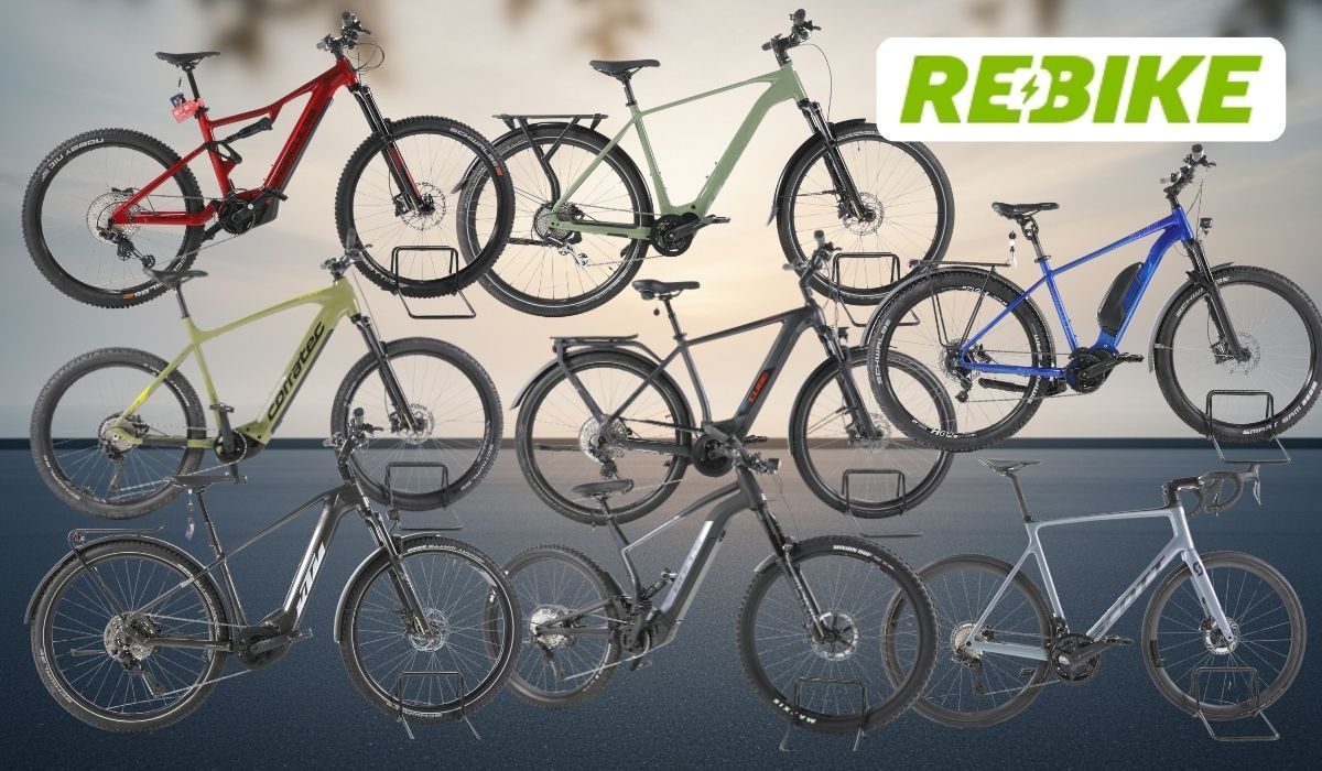 Collage mit mehreren farbigen E-Bikes und Fahrrädern verschiedener Bauformen vor einem hellen, geometrisch gestalteten Hintergrund; oben rechts ist das Rebike-Logo zu sehen.