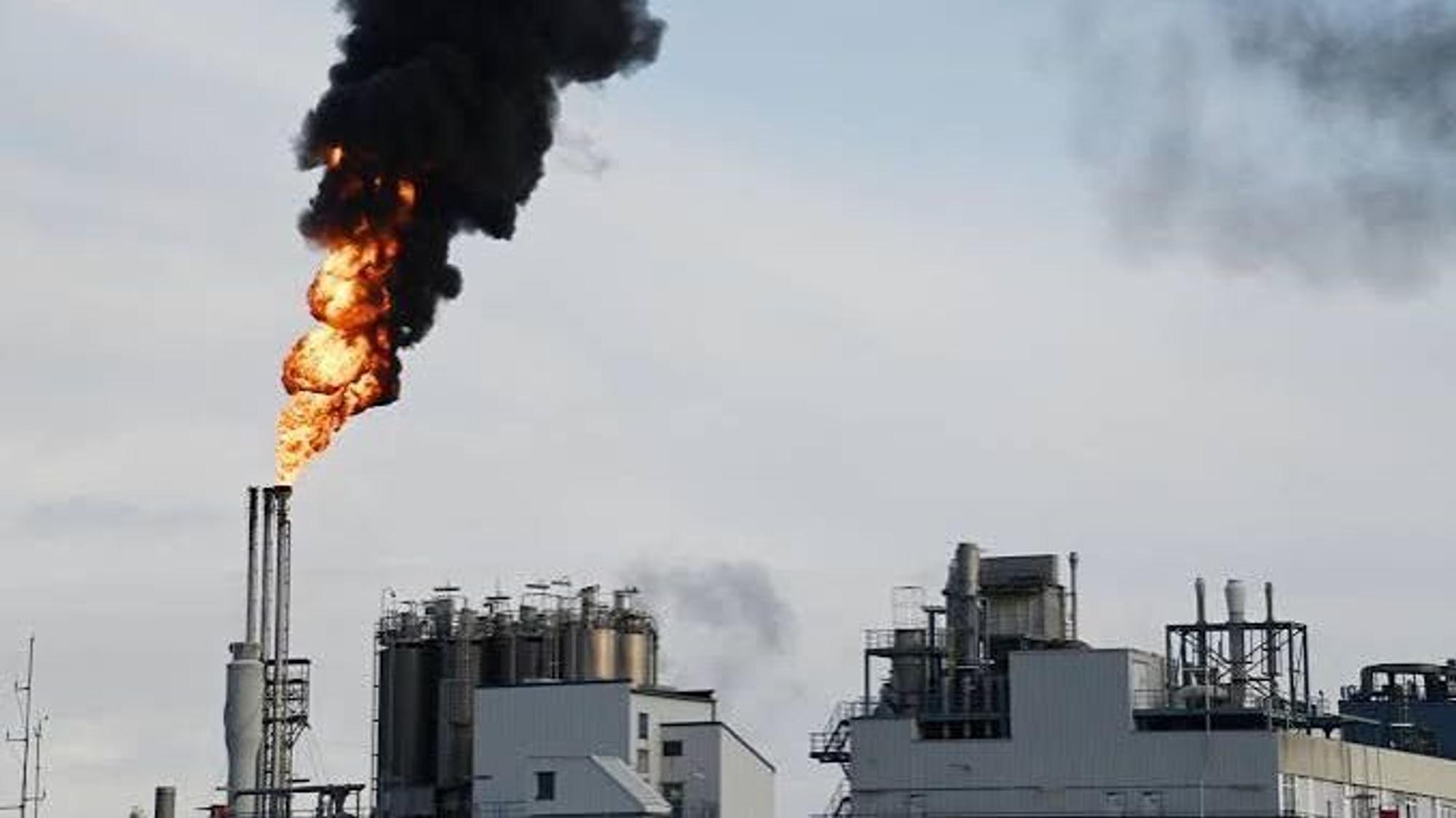 Daran sind Anwohner in Wesseling gewohnt: Fackeltätigkeit bei LyondellBasell. Am Donnerstag aber waren Stoffe ausgetreten. (Archivfoto)