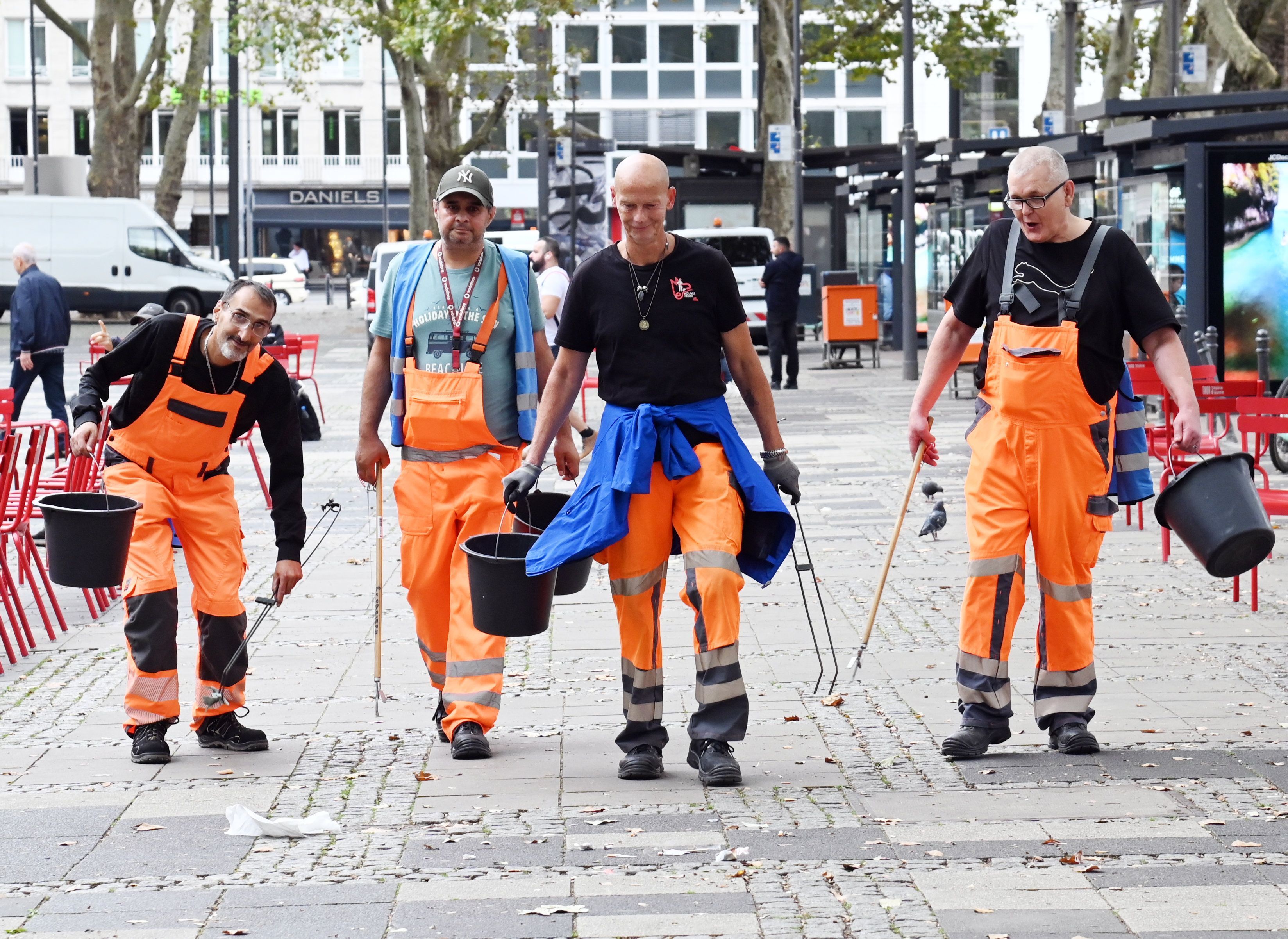 Mario, Güney, Bernito und Alex (v.l.) beim Einsatz auf dem Neumarkt. Das Projekt des Sozialdienst Katholischer Männer e.V. (SKM) wird finanziert vom Jobcenter Köln.
