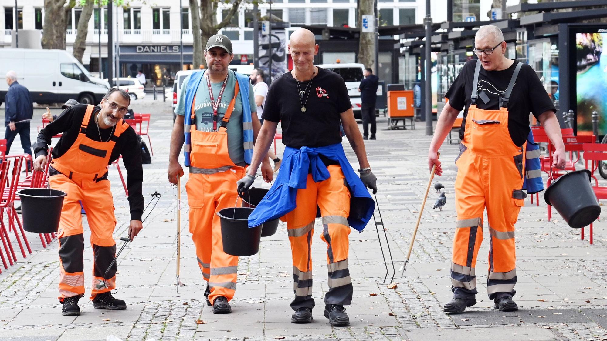 Mario, Güney, Bernito und Alex (v.l.) beim Einsatz auf dem Neumarkt. Das Projekt des Sozialdienst Katholischer Männer e.V. (SKM) wird finanziert vom Jobcenter Köln.