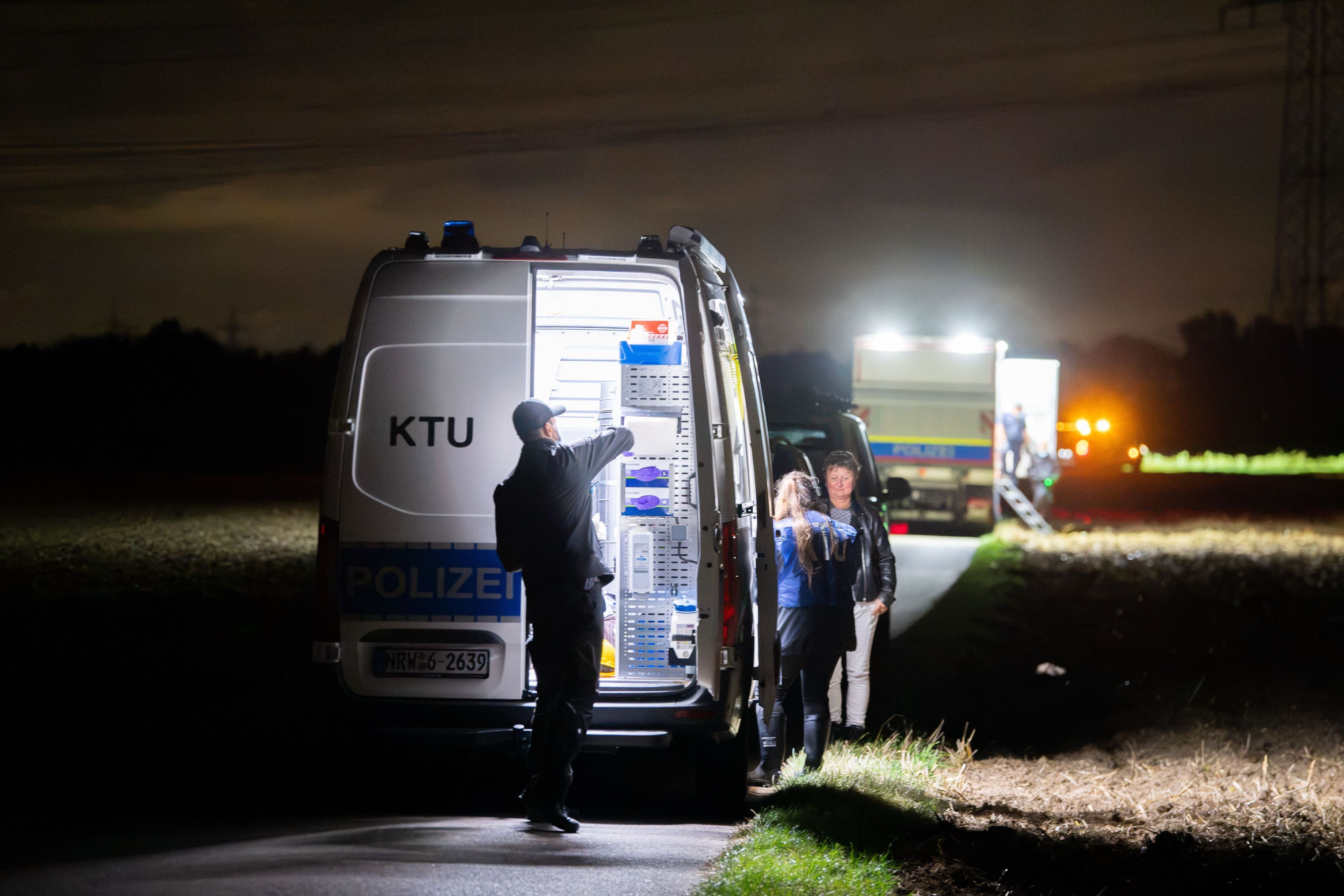 Die Polizei mit einem großen Aufgebot vor Ort am Umspannwerk in Dormagen-Gohr.