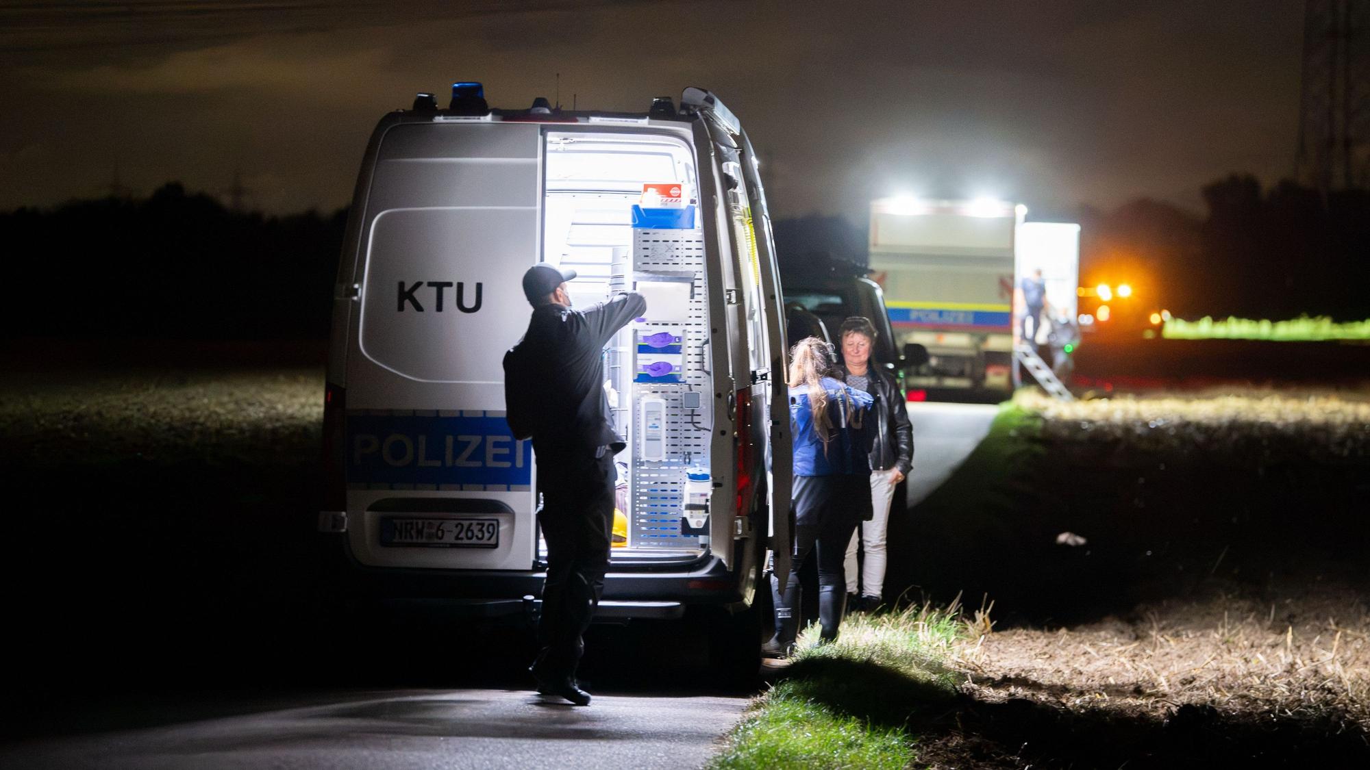 Die Polizei mit einem großen Aufgebot vor Ort am Umspannwerk in Dormagen-Gohr.