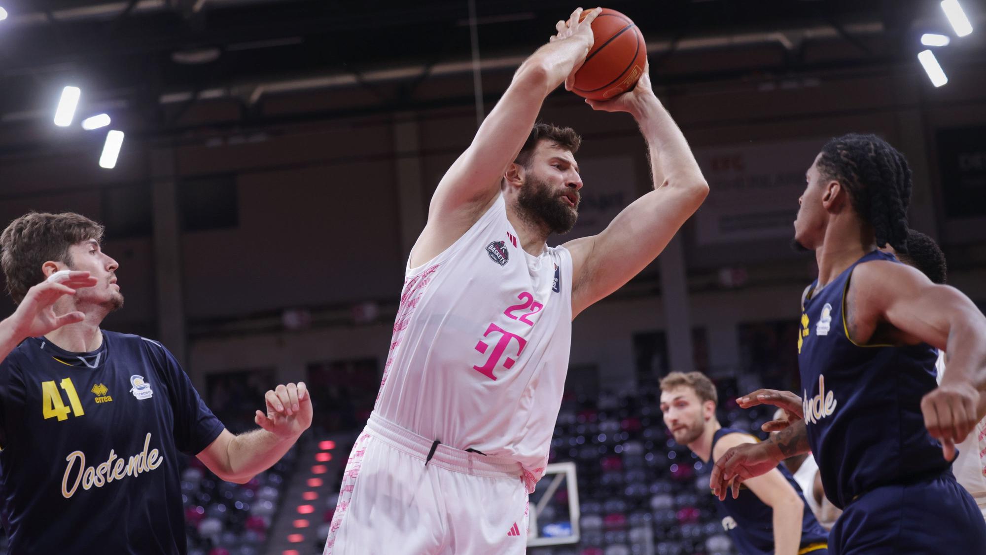 Center Leon Kratzer (Mitte) zeigte gerade im ersten Durchgang, was die Baskets an ihm haben.