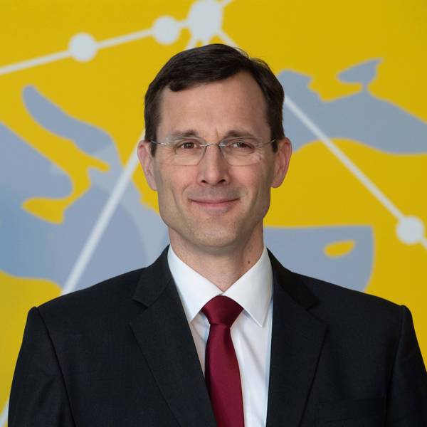 Dr. Tobias Meyer ist im Halbporträt zu sehen - er lächelt in die Kamera.