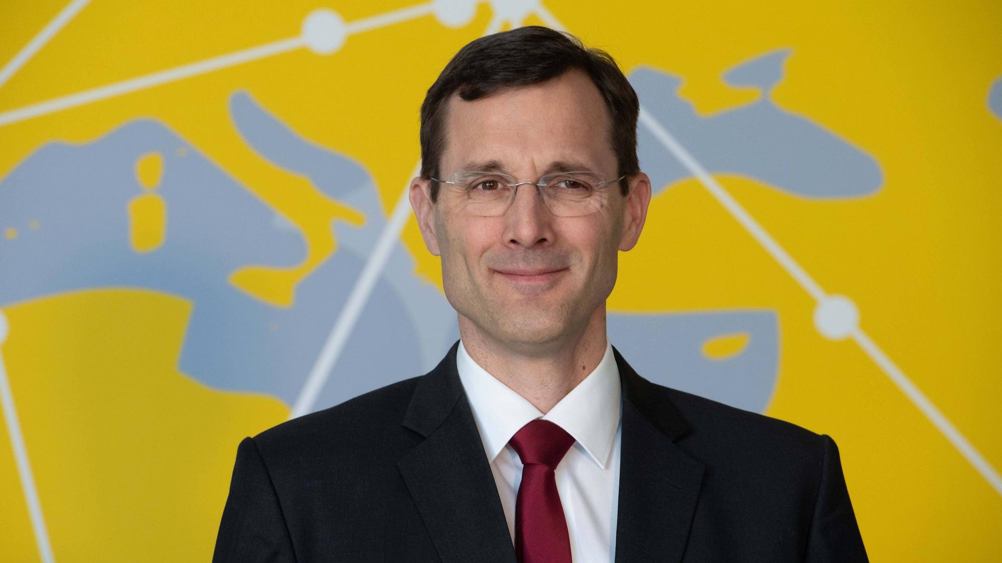 Dr. Tobias Meyer ist im Halbporträt zu sehen - er lächelt in die Kamera.