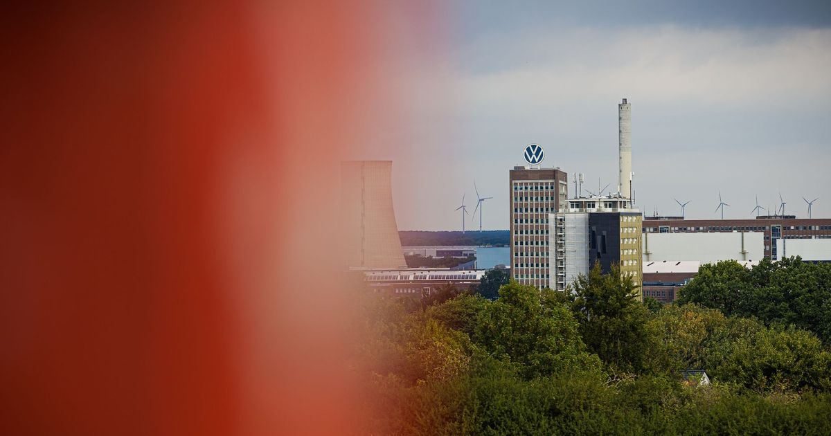 Cutting tens of thousands of jobs: Restructuring plan for VW - | ...