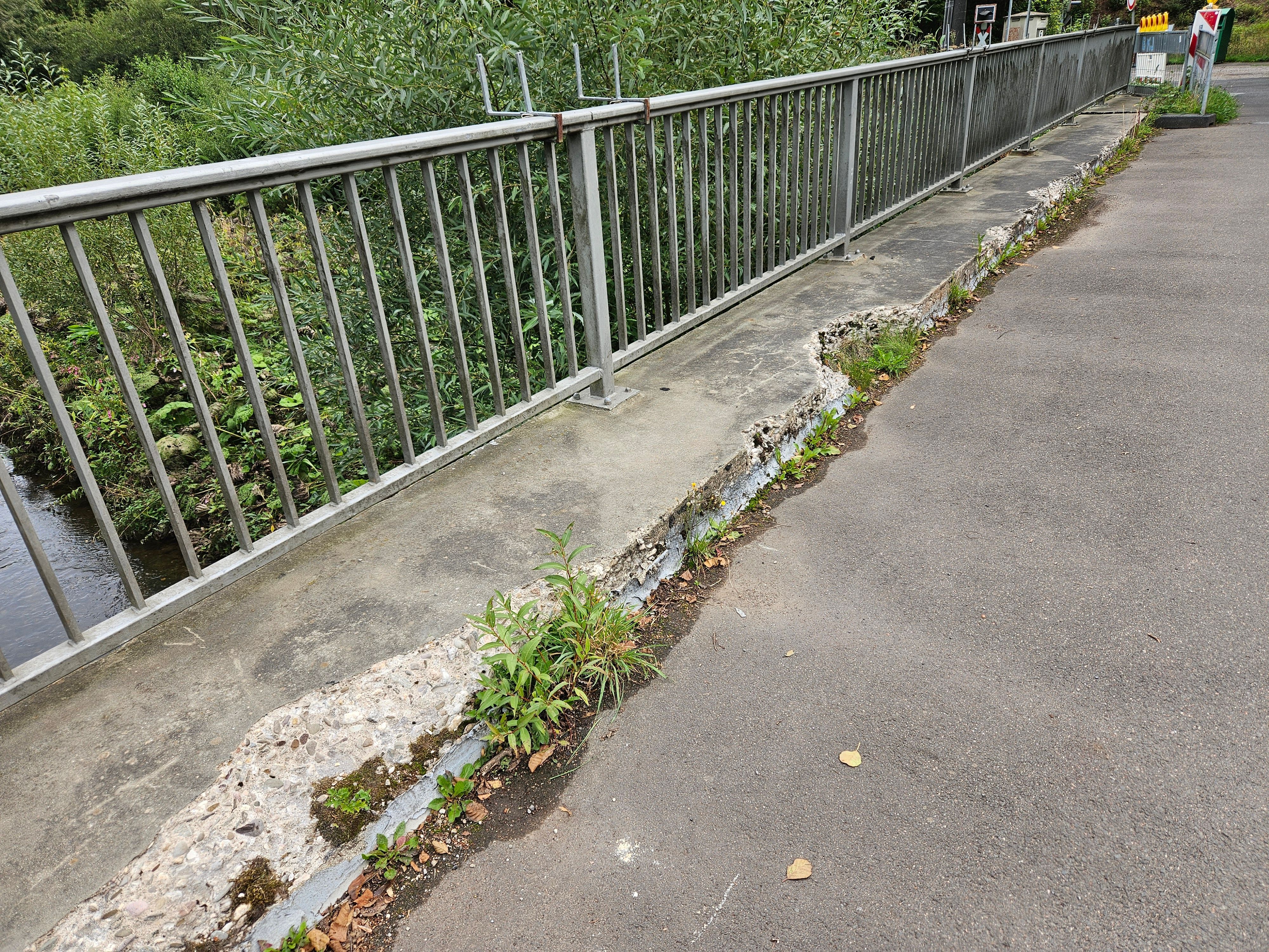 Der Betonsockel, auf dem das Geländer steht, bröckelt an vielen Stellen.