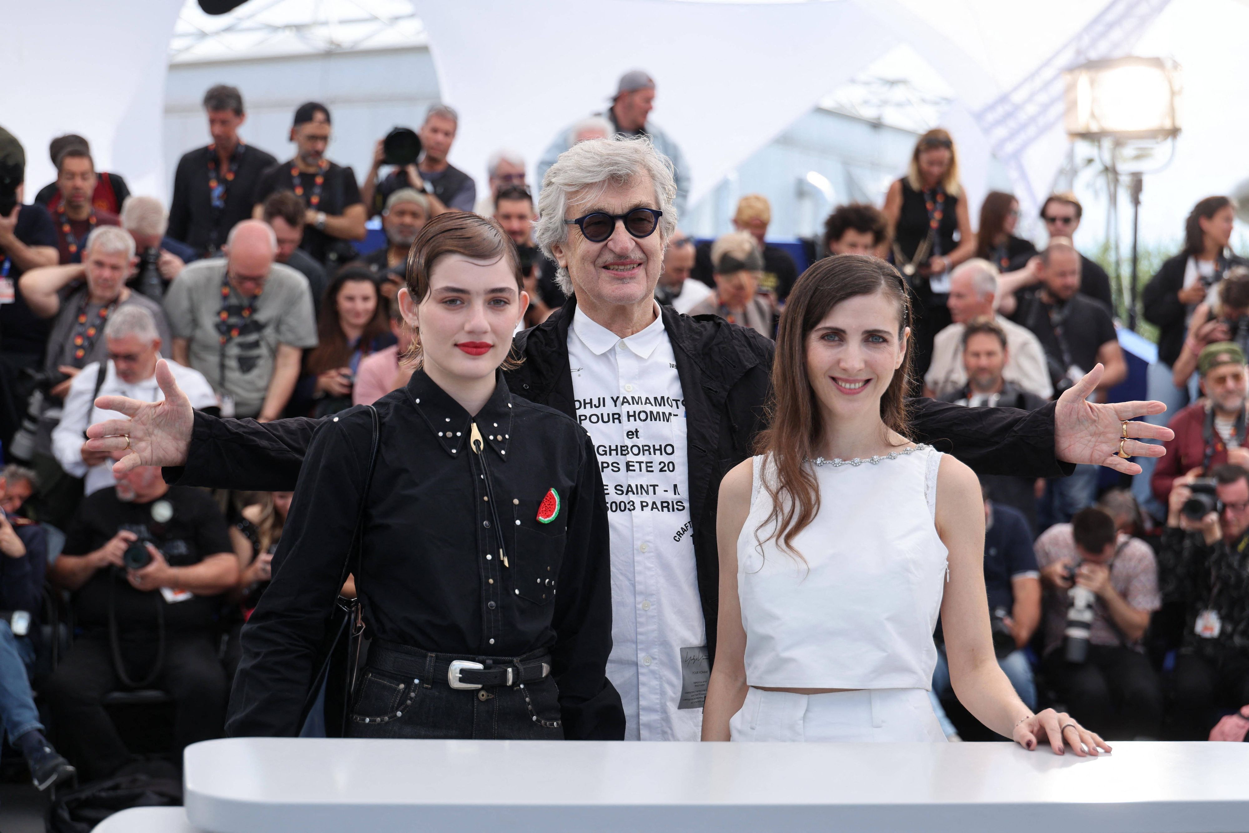 Naomi Cosma (l.) , Wim Wenders und Regisseurin Katharina Rivilis beim diesjährigen Filmfestival in Cannes.