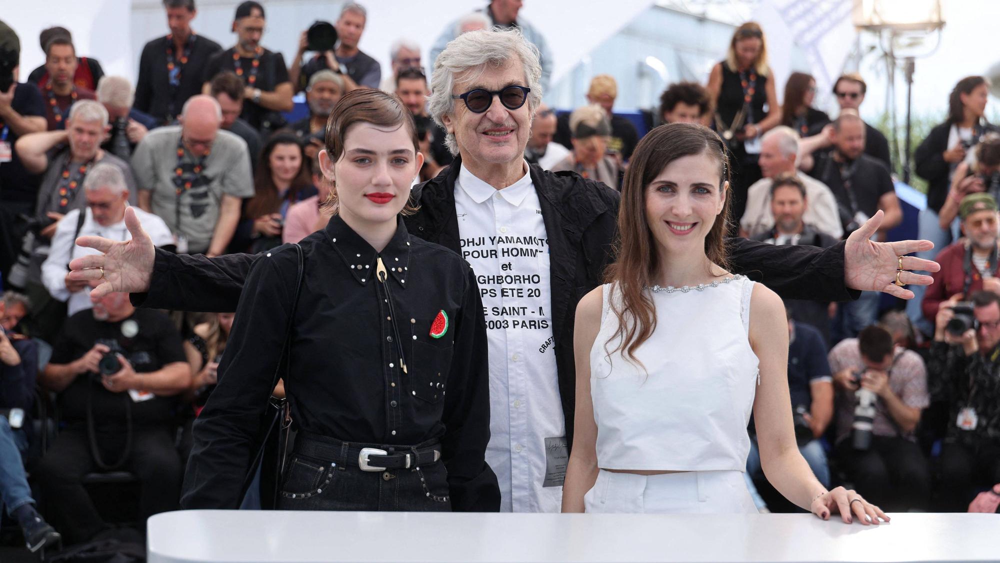 Naomi Cosma (l.) , Wim Wenders und Regisseurin Katharina Rivilis beim diesjährigen Filmfestival in Cannes.