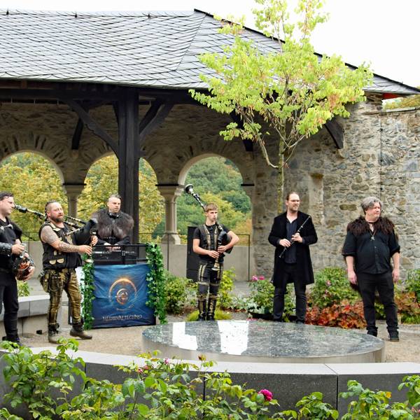 Auf Schloss Burg in Solingen entstanden ist der Bewerbungsclip, der den Musikerinnen und Musikern von Klangschmiede den Weg zum ESC bereiten soll. Das eigentliche Duo kommt aus Wiehl-Drabenderhöhe.