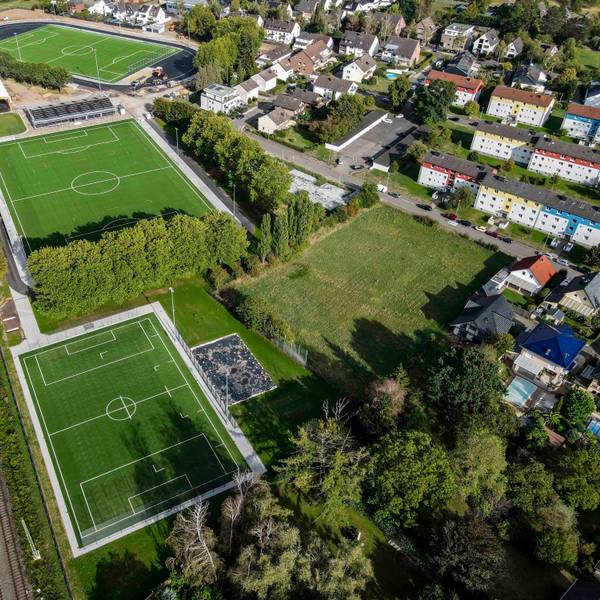 Das Luftbild zeigt die Anlage mit drei Kunstrasenfußballfeldern, mehreren Gebäuden und einem Beachvolleyballplatz.