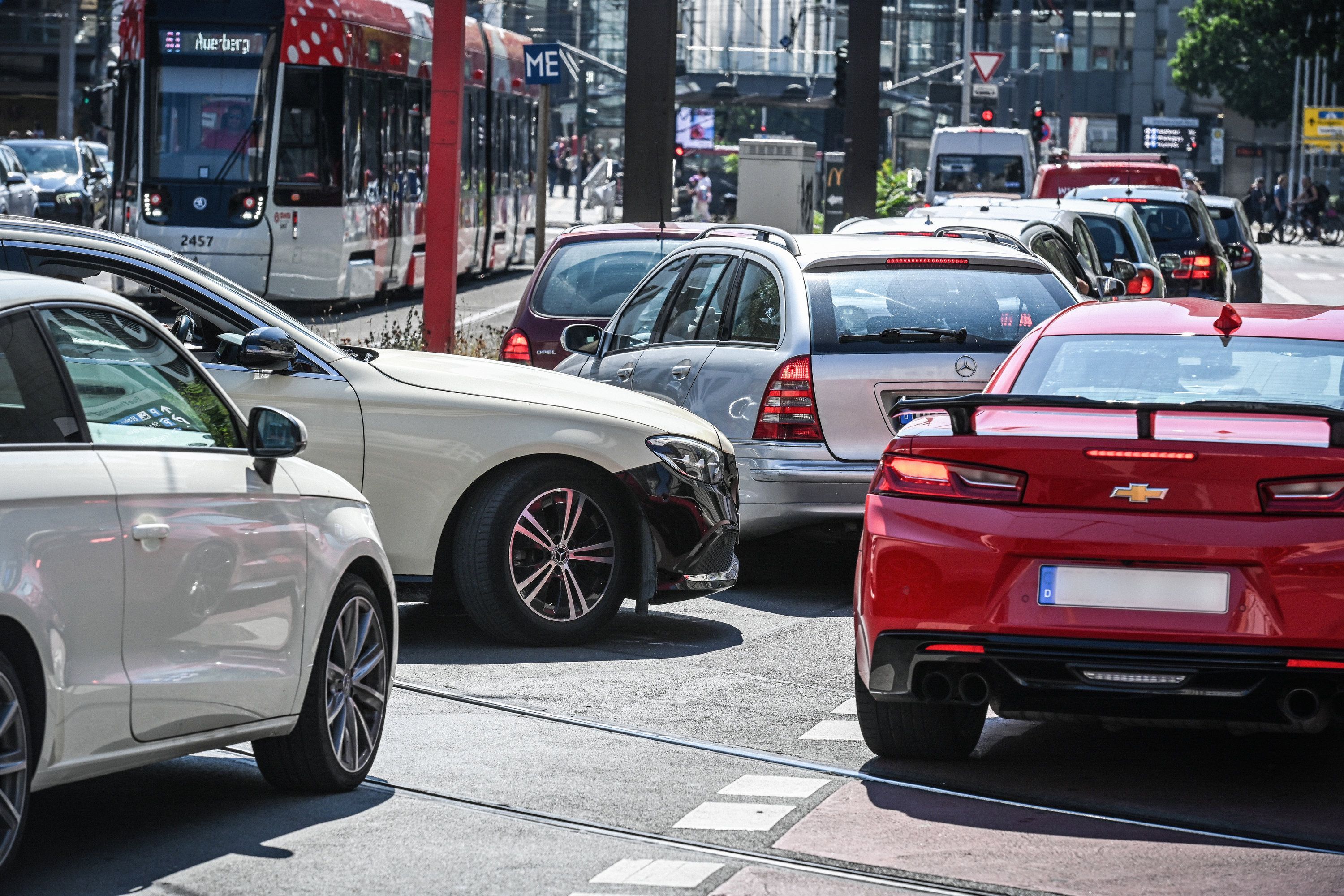 Autos stauen sich am 9. Juli 2026 auf dem Oxfordring in der Innenstadt von Bonn. (Archivfoto)