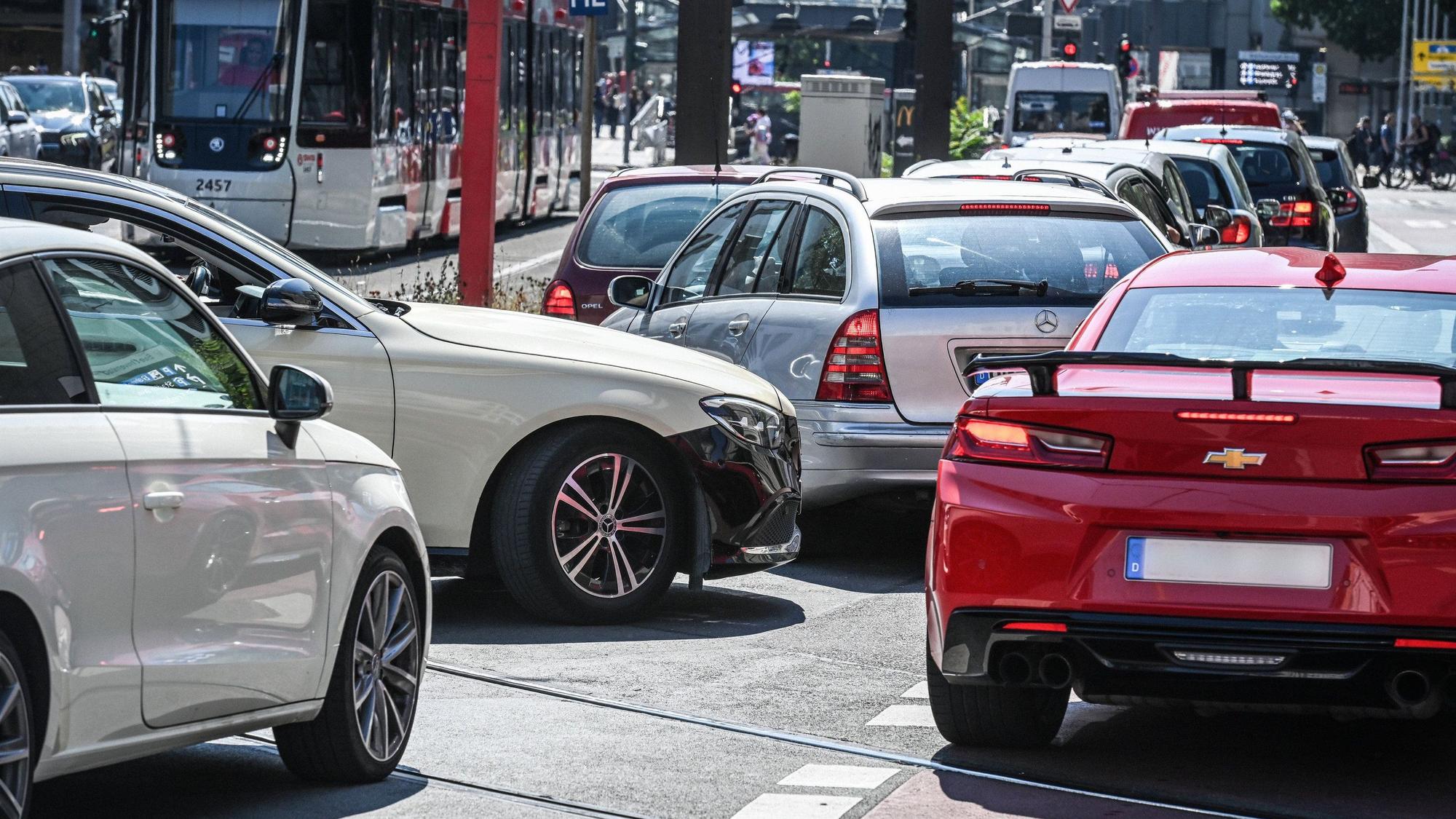 Autos stauen sich am 9. Juli 2026 auf dem Oxfordring in der Innenstadt von Bonn. (Archivfoto)