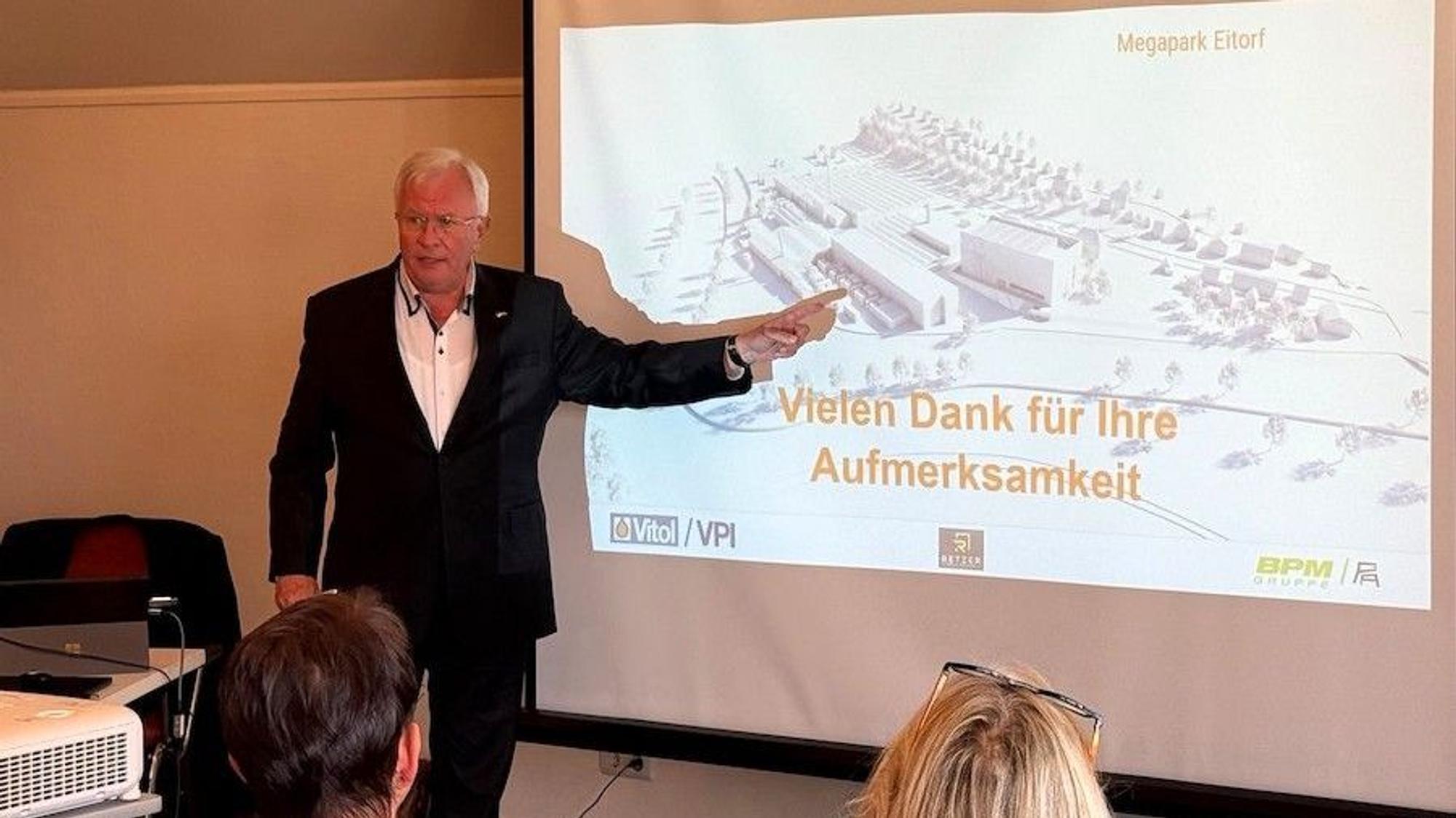 Unternehmer Oleg Retzer zeigte Pläne für Gauhes Wiese in Eitorf.