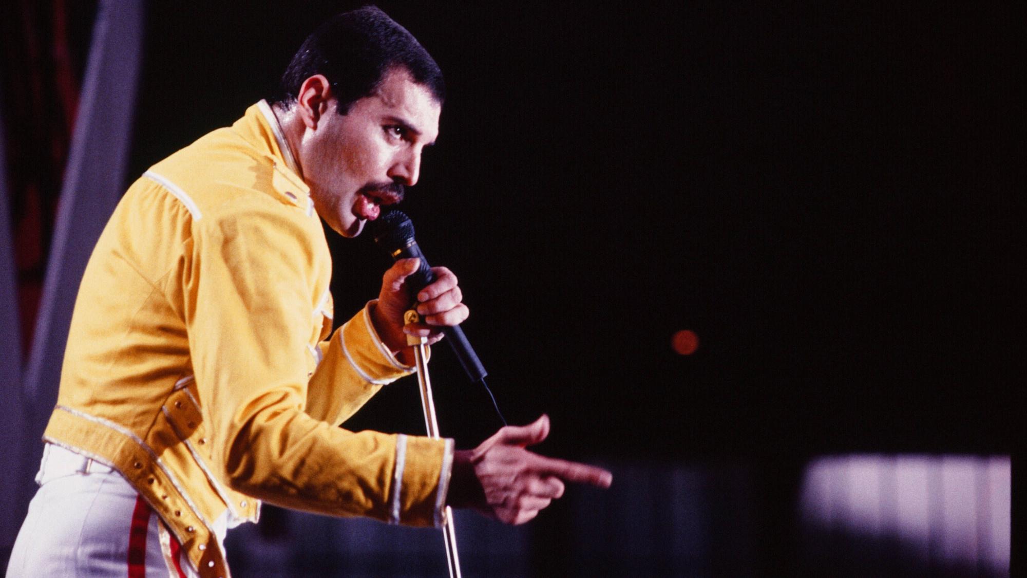 Freddie Mercury - Queen-Konzert - 19.07.1986 - Freddie Mercury am 19. Juli 1986 beim legendären Queen-Konzert anlässlich der Magic Tour auf der Bühne im Müngersdorfer Stadion. Es war das letzte Konzert von Queen in Deutschland.Freddie Mercury am 19. Juli 1986 beim legendären Queen-Konzert anlässlich der Magic Tour auf der Bühne im Müngersdorfer Stadion. Es war das letzte Konzert von Queen in Deutschland., Köln Nordrhein-Westfalen Deutschland *** Freddie Mercury Queen concert 19 07 1986 Freddie Mercury on July 19, 1986 at the legendary Queen concert on the occasion of the Magic Tour on stage in the Müngersdorfer Stadium It was the last concert of Queen in Germany Freddie Mercury on July 19, 1986 at the legendary Queen concert o Copyright: ZIKxImages UnitedArchives00010775 EDITORIAL USE ONLY