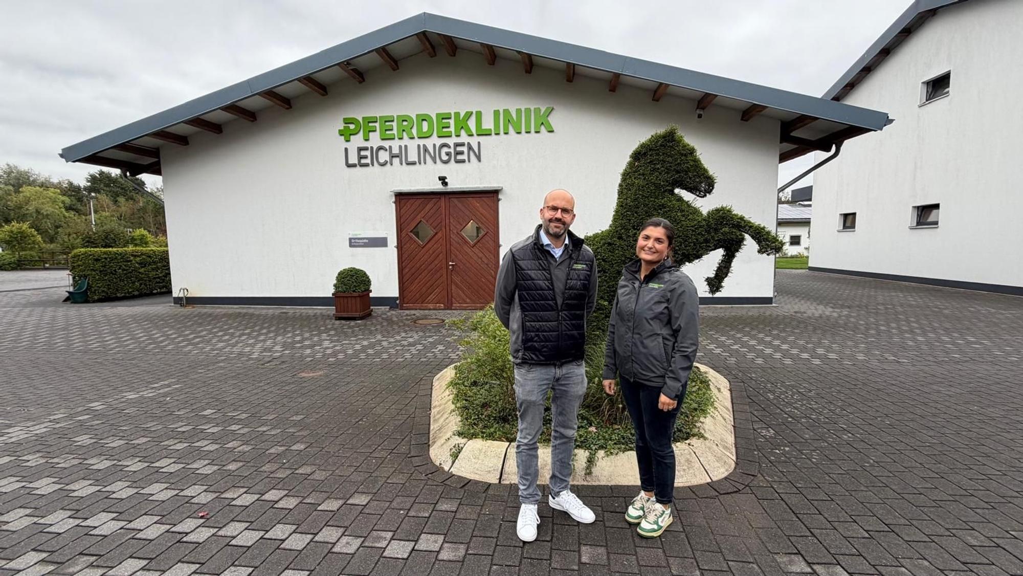 Michael Eckebrecht und Leatitia Stoll gehören zu den rund 150 Mitarbeitenden der Pferdeklinik.
