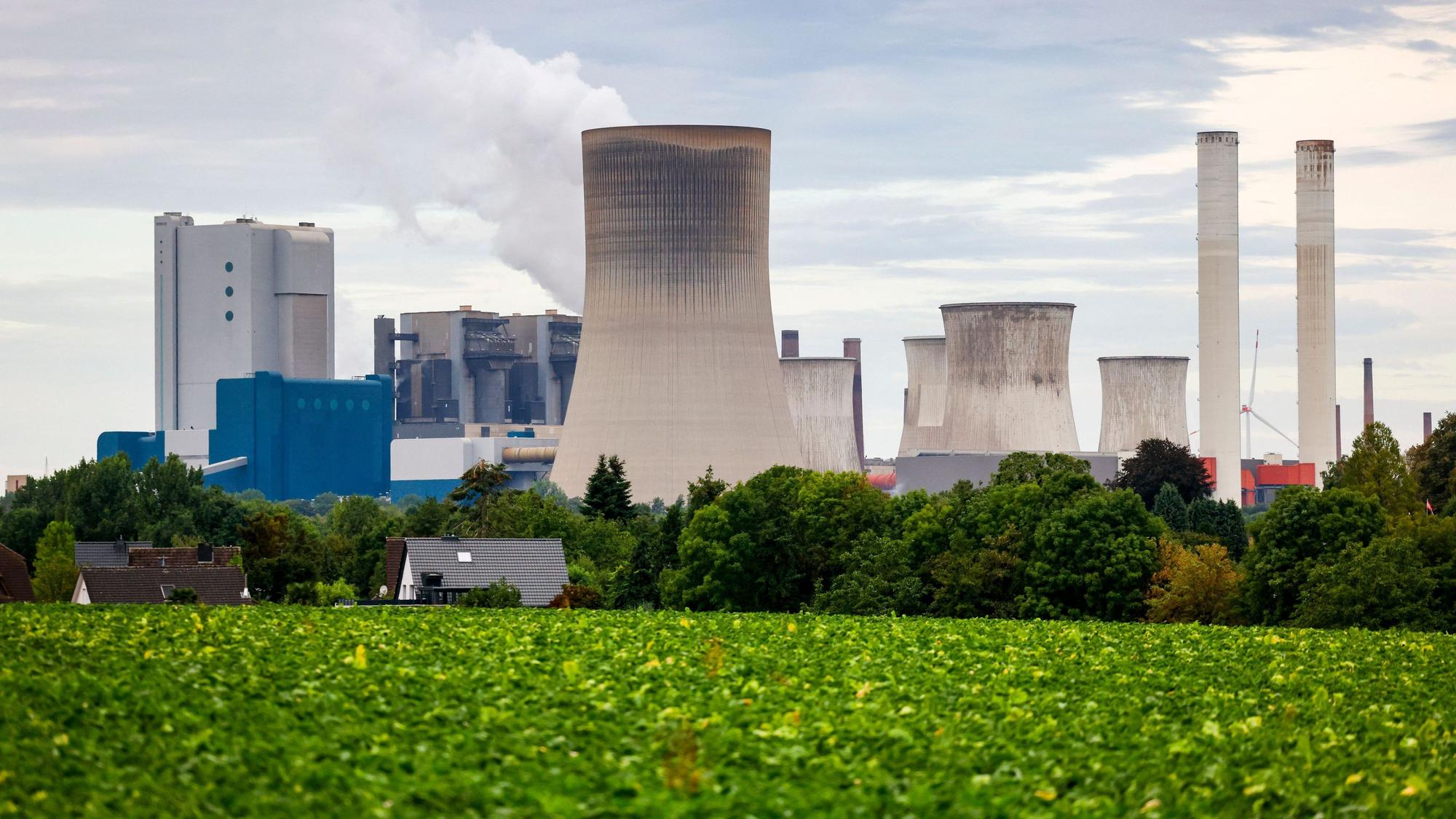 Dampf steigt aus dem Kraftwerk Niederaußem in den morgendlichen Himmel auf.