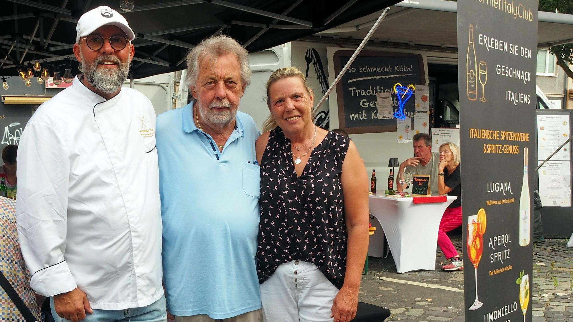 Umberto Mazza, Wolfgang Kaus und Beate Braun – sie war jetzt zum zweiten Mal mit „Meine kölsche Küche“ auf dem Zollstocker Schlemmermarkt vertreten – sind mit der Zollstocker Veranstaltung zufrieden, machen sich aber Sorgen wegen der zunehmenden Hitze im Sommer.