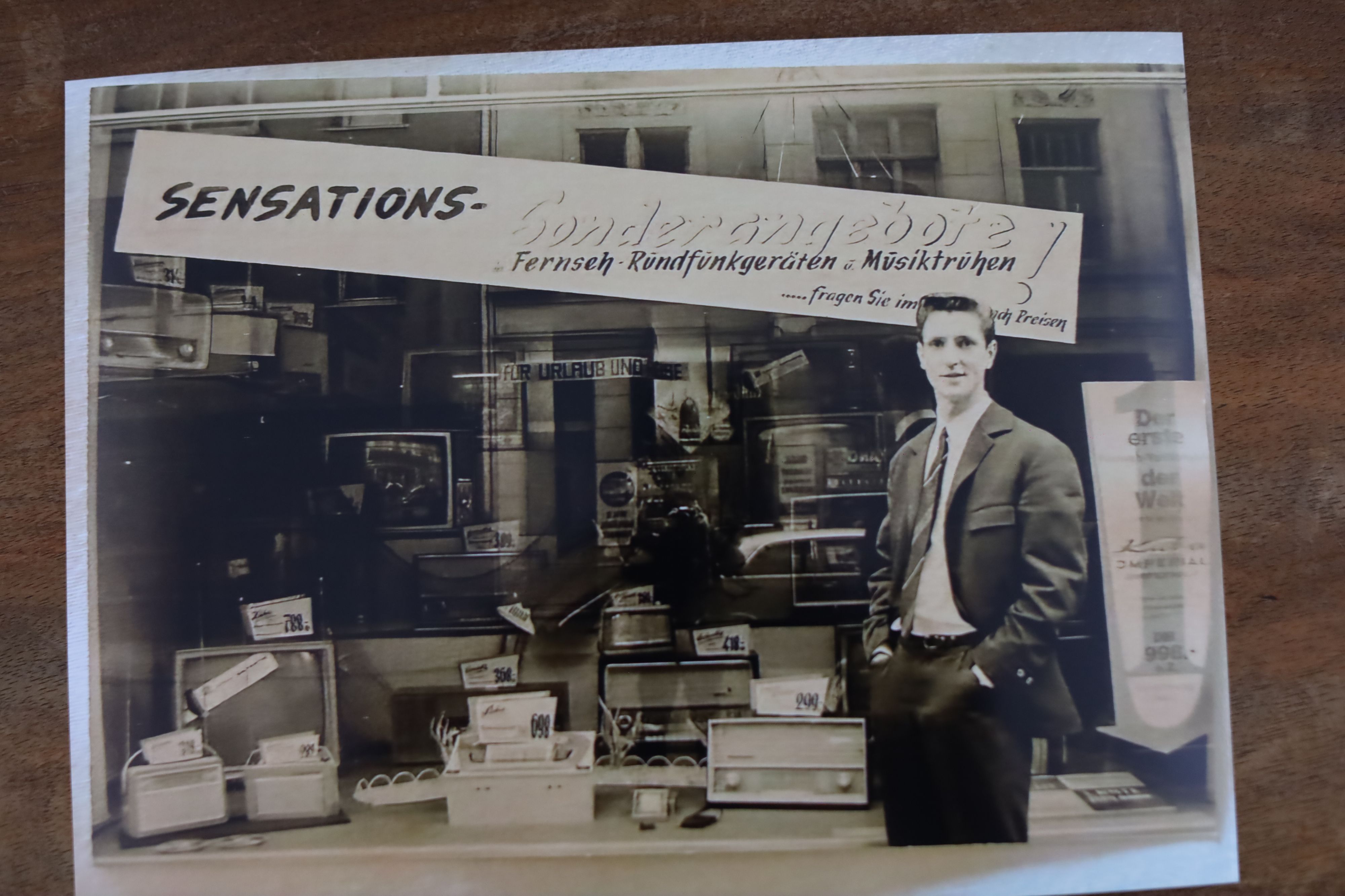 Der inzwischen verstorbene Rudolf Habuzin in den 1960er Jahren vor dem Schaufenster mit Radios und Fernsehern