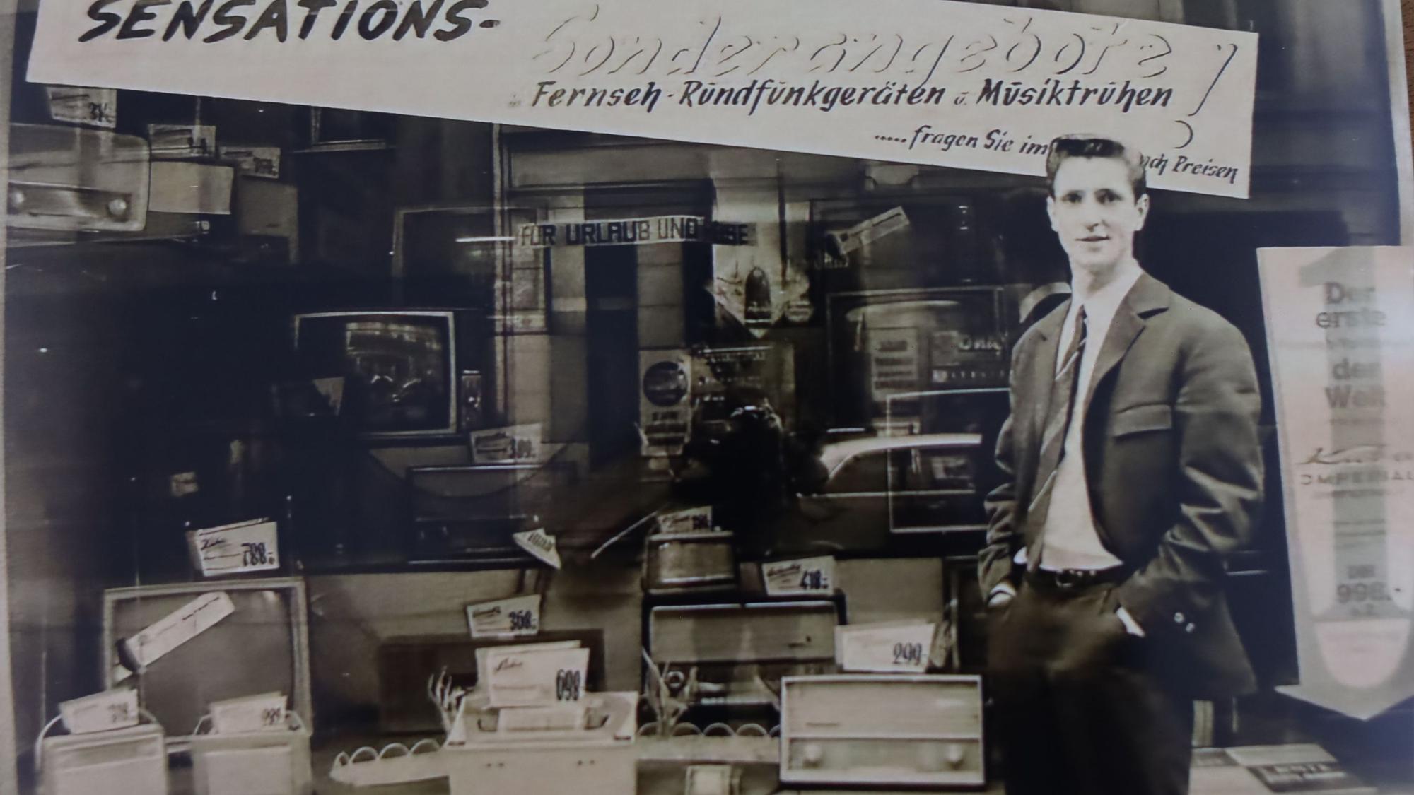 Der inzwischen verstorbene Rudolf Habuzin in den 1960er Jahren vor dem Schaufenster mit Radios und Fernsehern