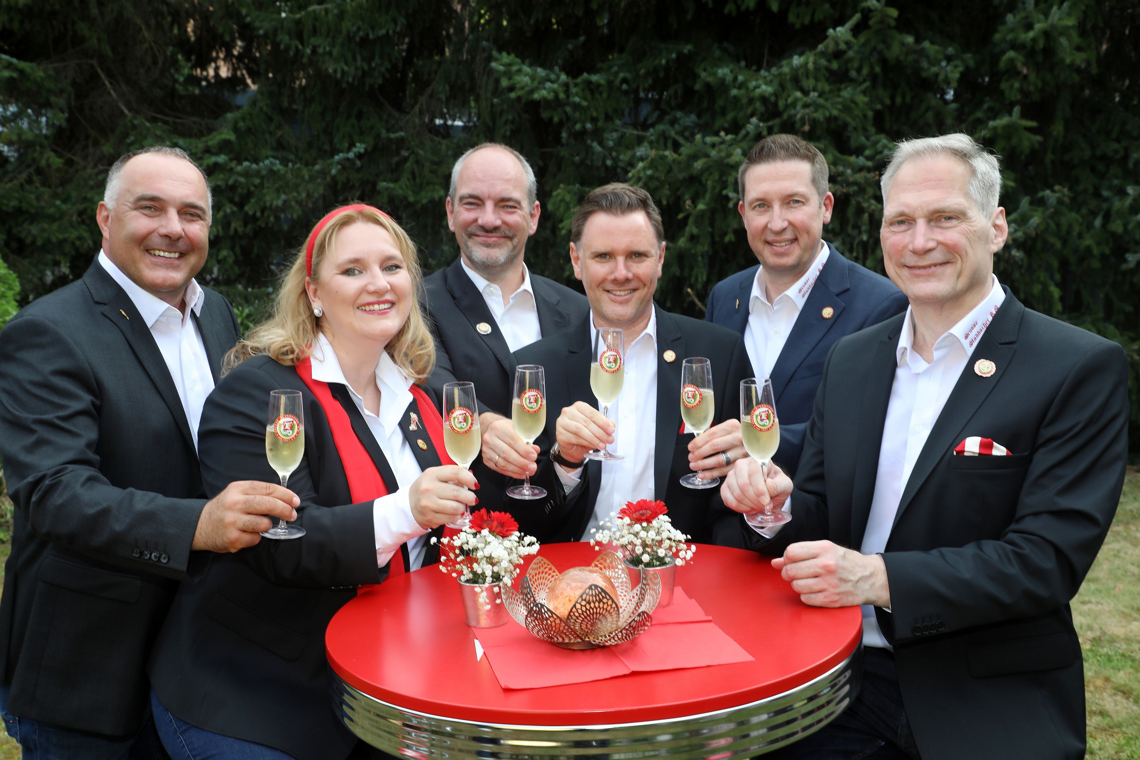 Das designierte Jungfrau Cathrin (Buchholz), Prinz Oliver I. (Cella) und Bauer Marcus (Schönenbröcher) mit Prinzenführer Frank Mehren, Große-Gladbacher-Präsident Alexander Pfister und dem 1. Vorsitzenden der Gesellschaft, Frank Haag.