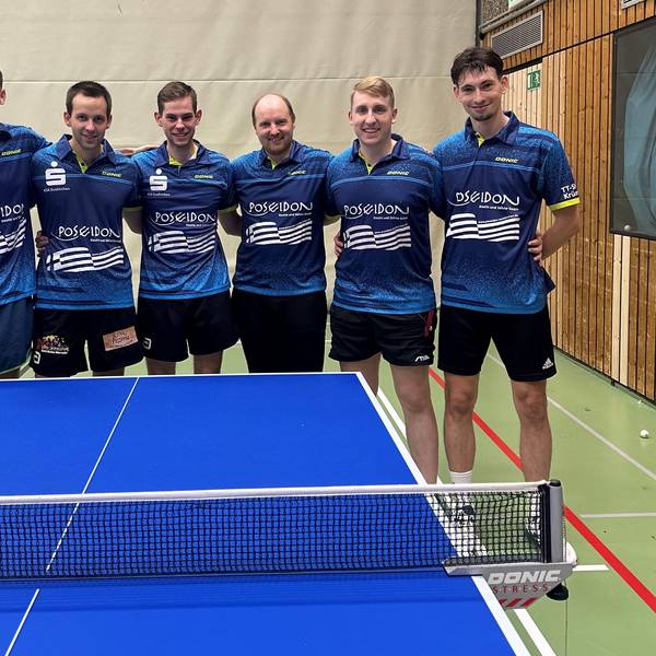 Sechs Tischtennisspieler stehen Arm in Arm hinter einer Platte.
