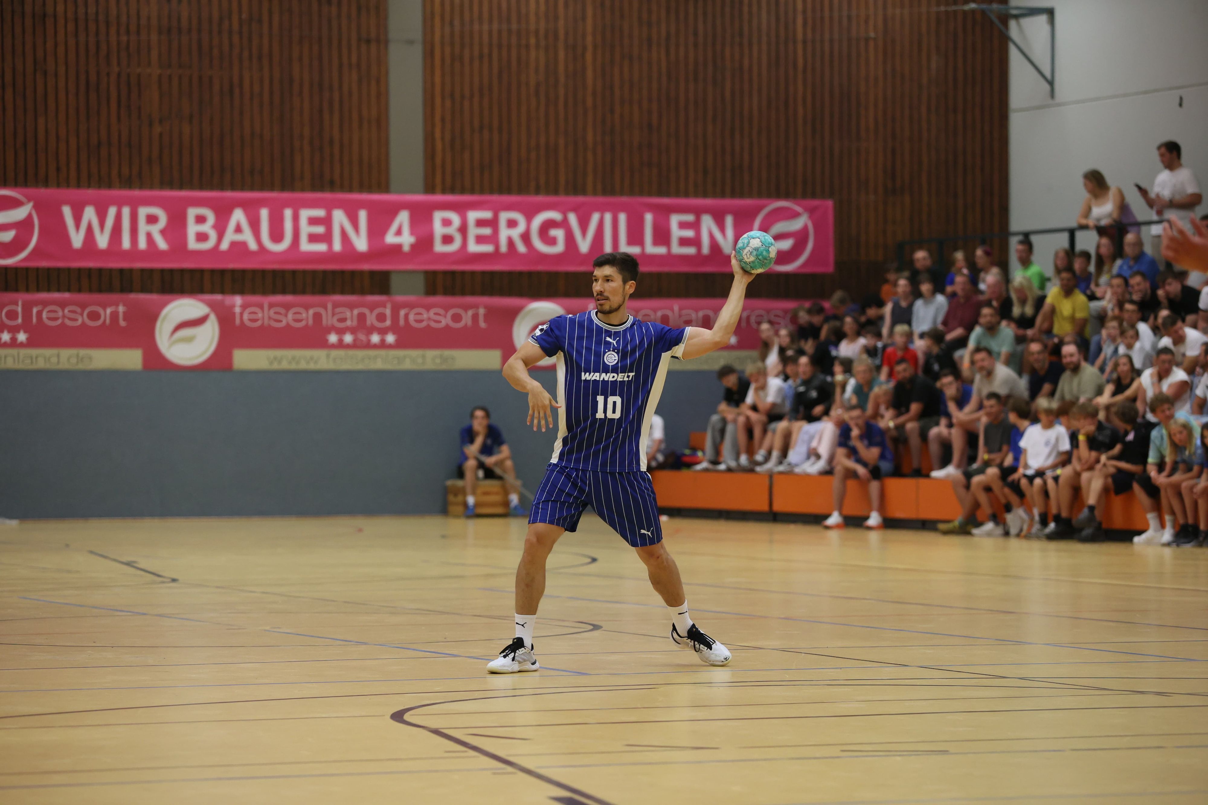 Alex Dujshebaev beim Wurf.