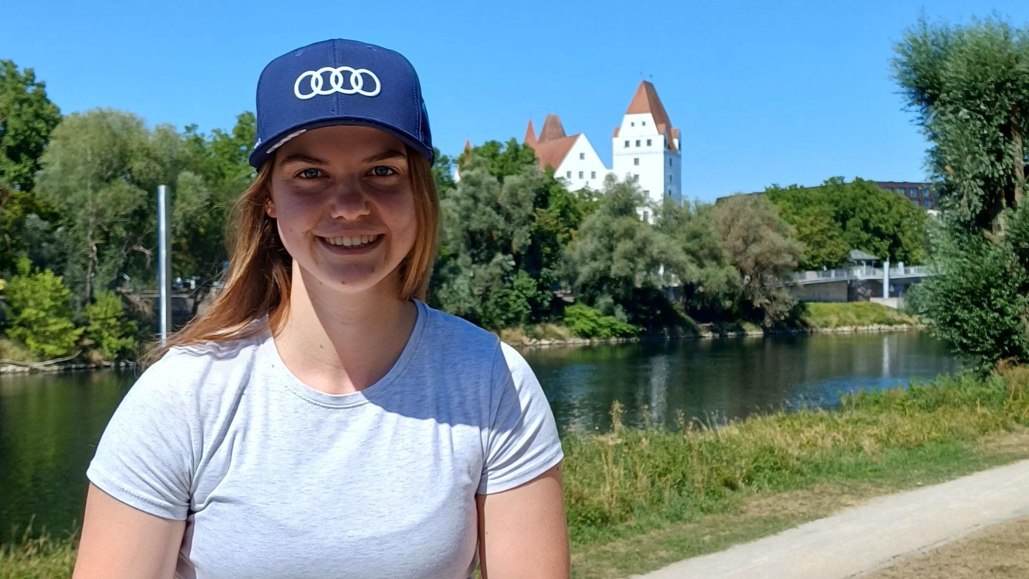 Naemi Bär sitzt auf einer Mauer.