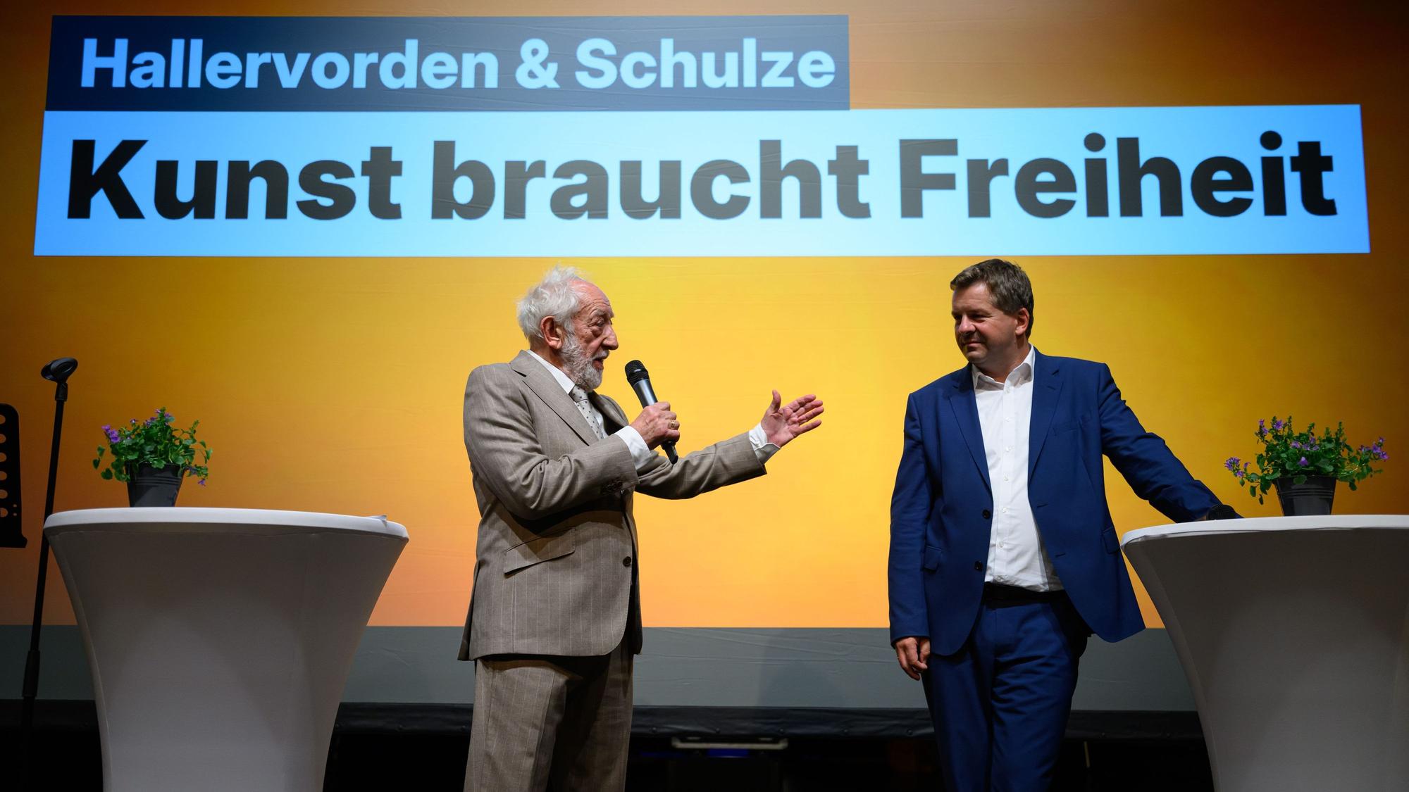 Zusammen im Wahlkampf: Der umstrittene Kabarettist Dieter Hallervorden (l.) wirbt für Sachsen-Anhalts CDU-Ministerpräsident Sven Schulze.