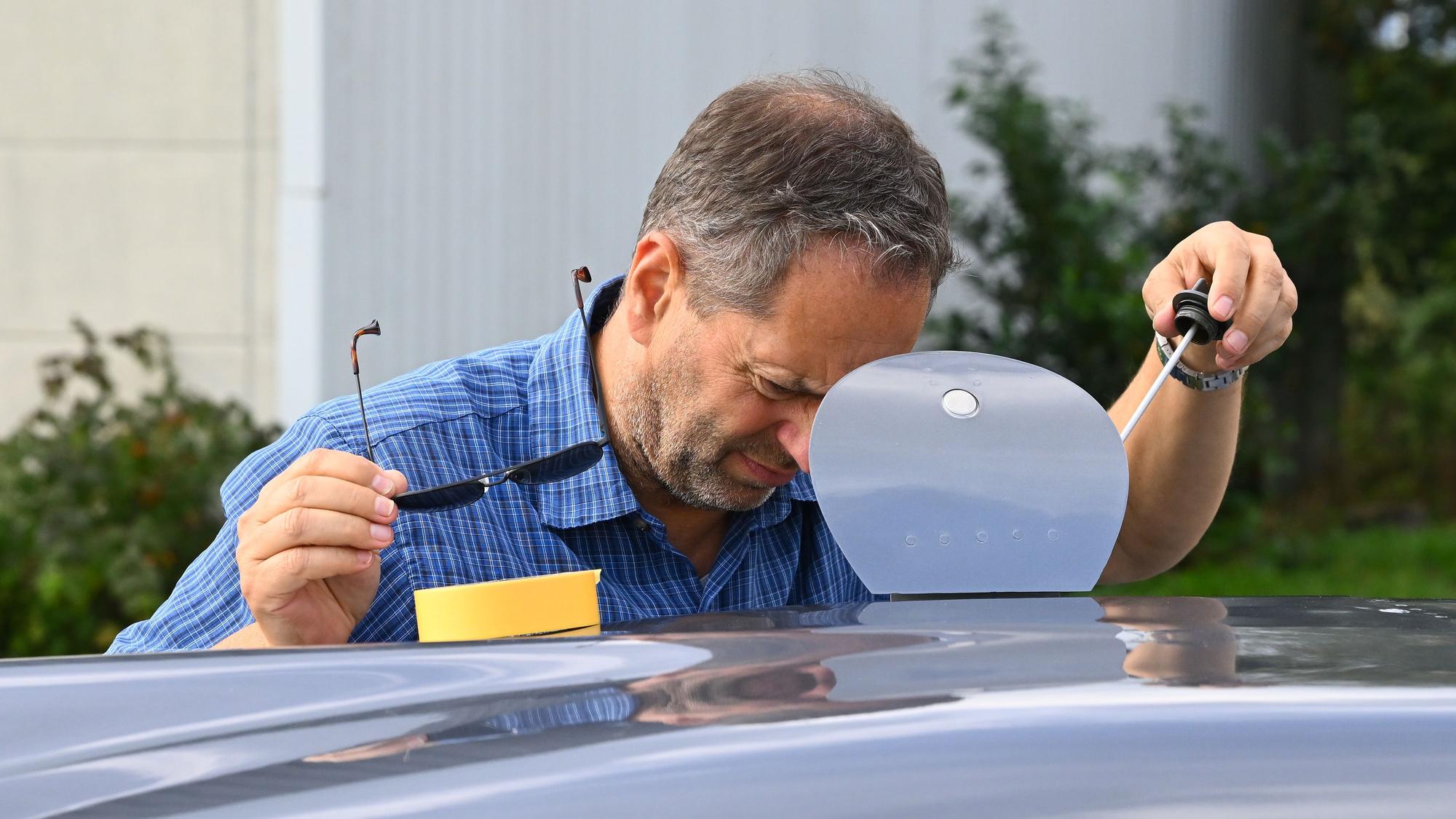 Ingolf Klahr mit seiner selbst gebauten Mustang II auf dem Flugplatz Dümpel.