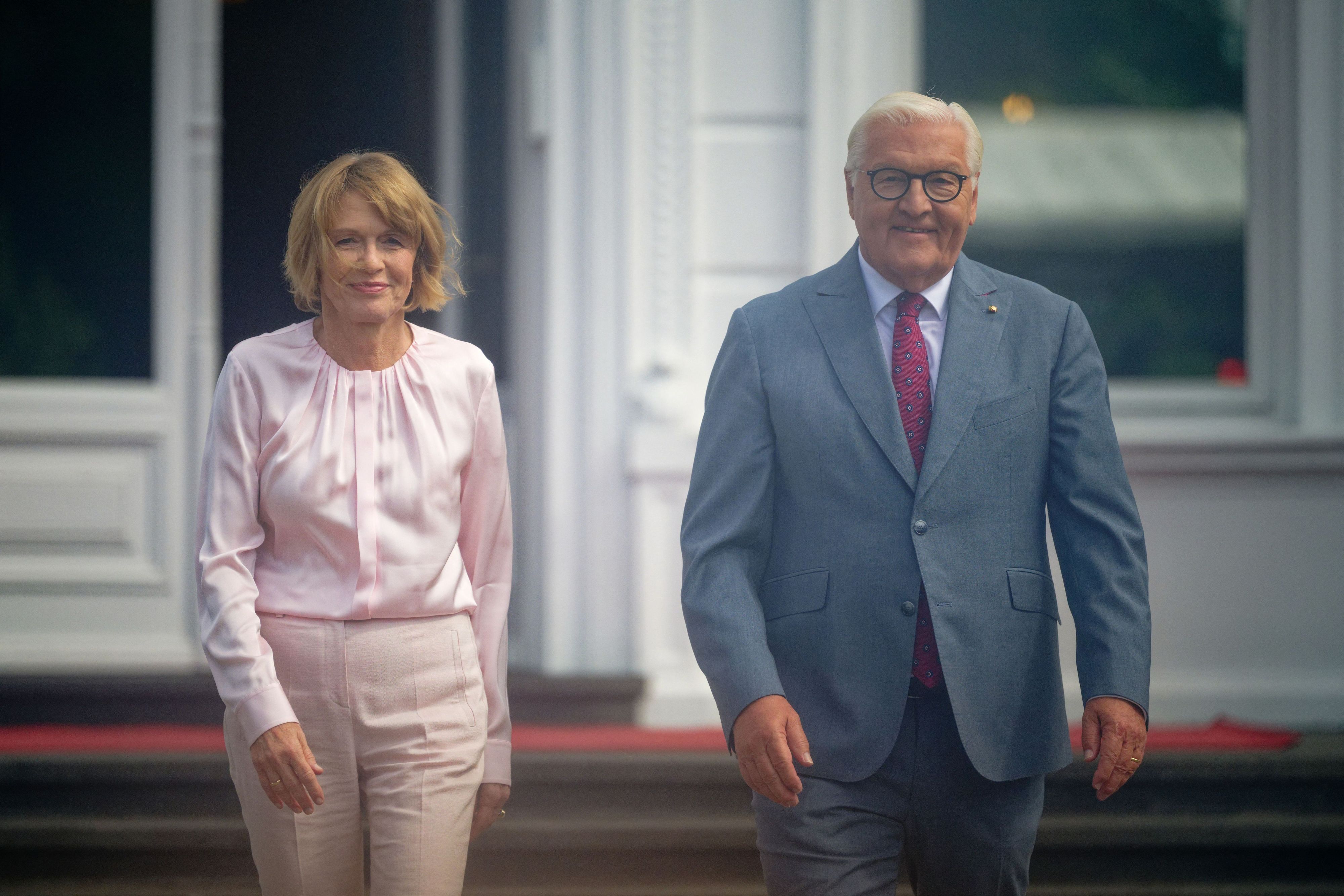 Bundespräsident Frank-Walter Steinmeier (r) und seine Frau Elke Büdenbender gehen beim Bürgerfest durch den Park der Villa Hammerschmidt.