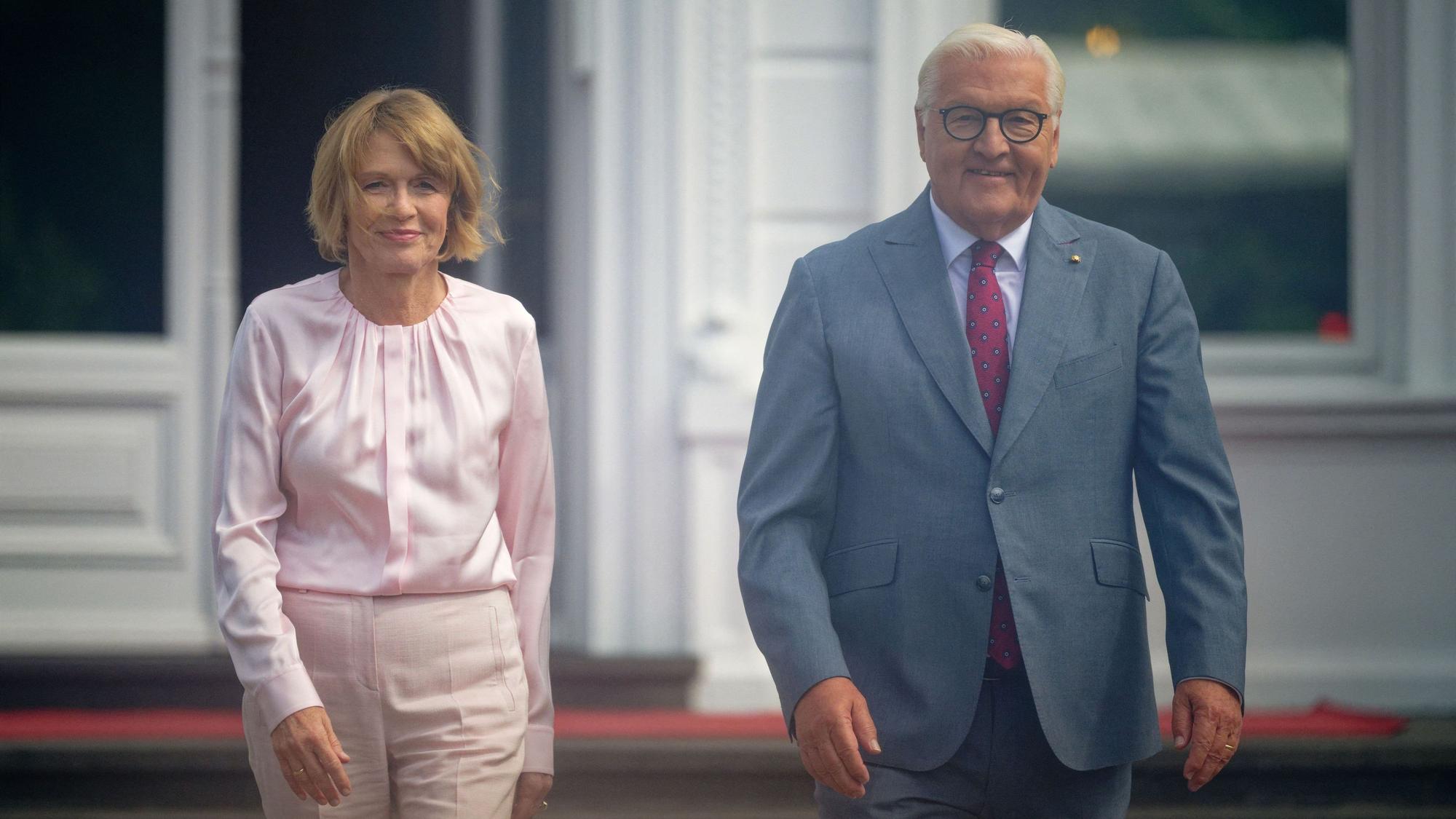 Bundespräsident Frank-Walter Steinmeier (r) und seine Frau Elke Büdenbender gehen beim Bürgerfest durch den Park der Villa Hammerschmidt.