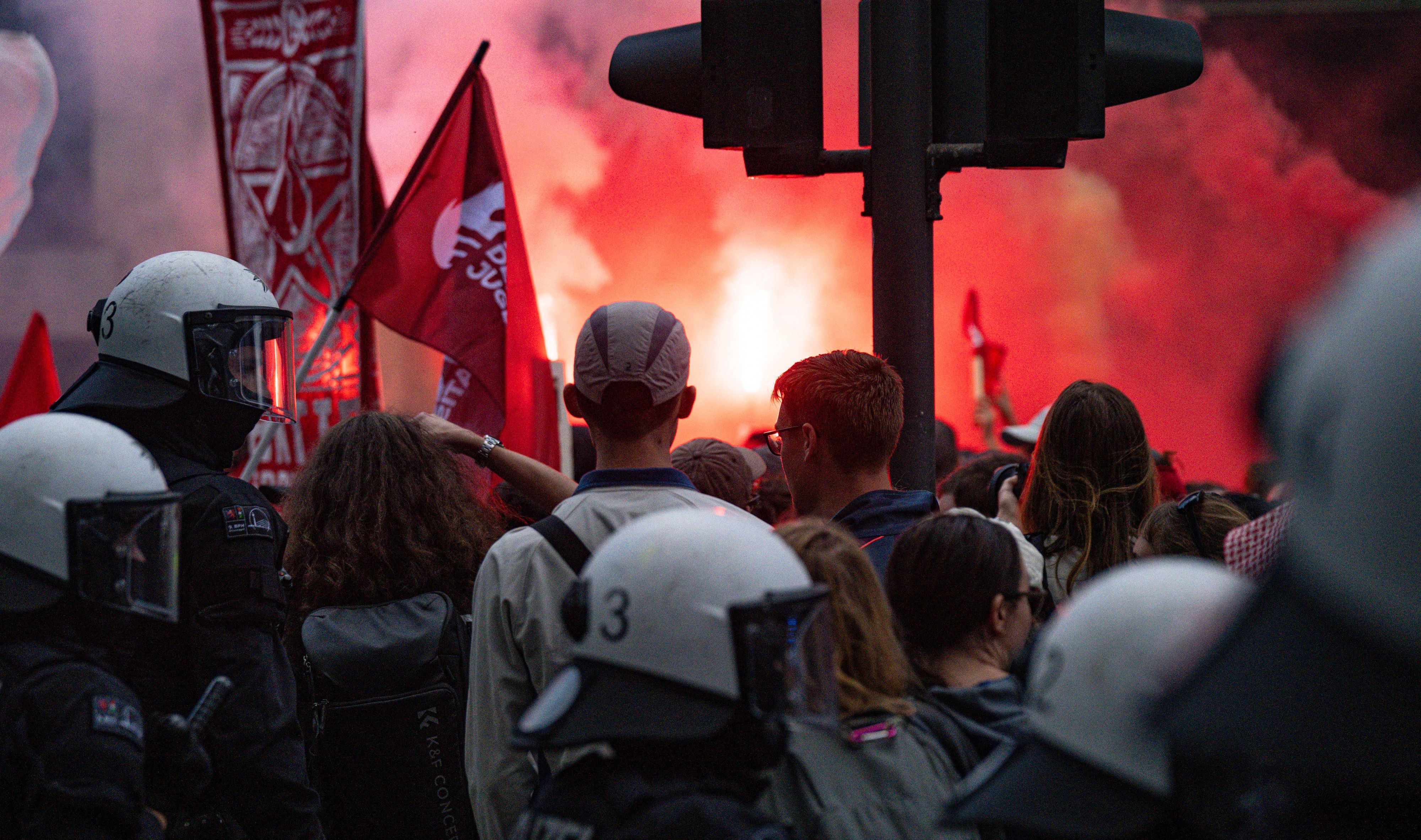 Teilnehmer der Demo zündeten wiederholt Pyrotechnik.
