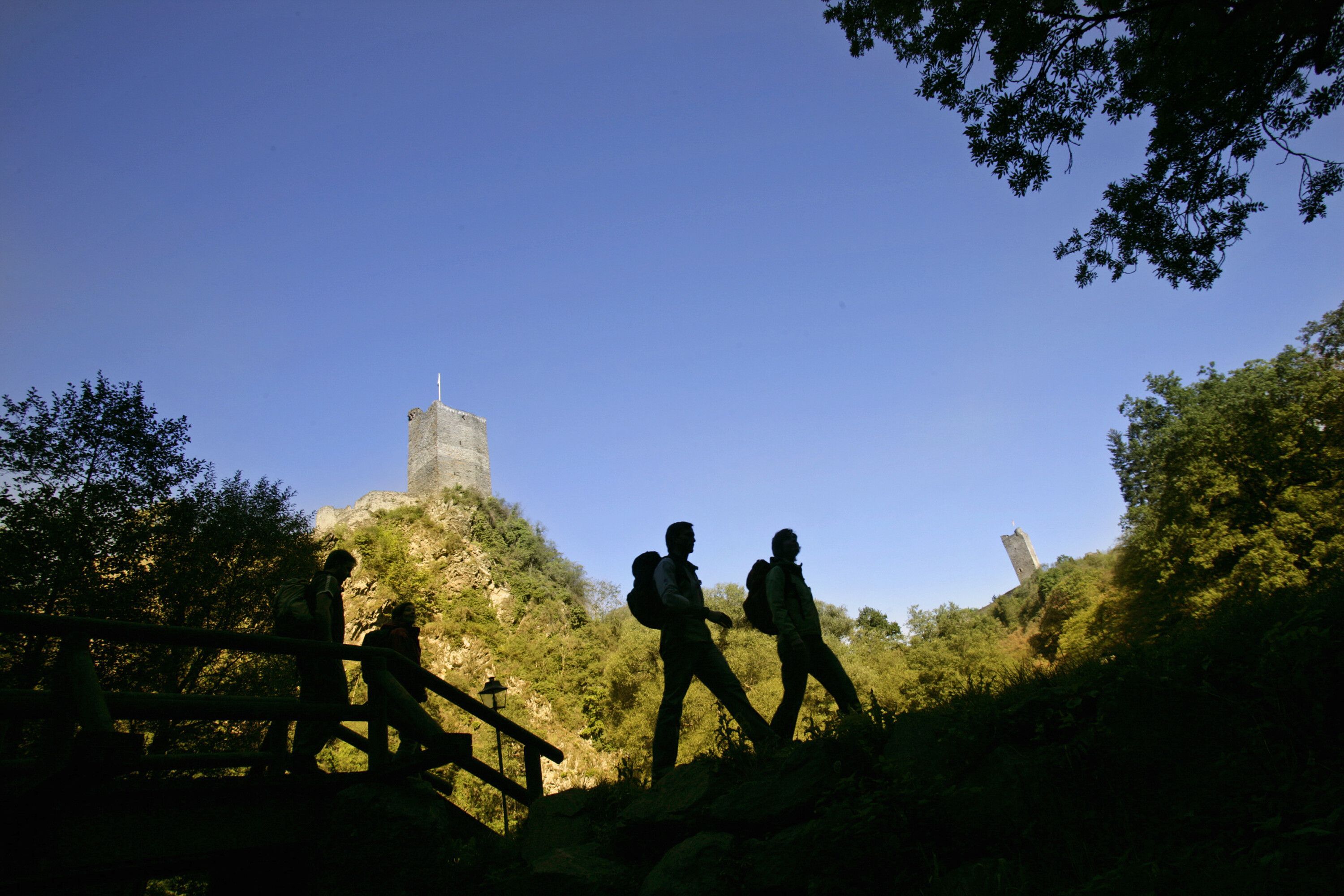 Wandern vor den Kulissen der Burgruinen bei Manderscheid – wo es auch einen beliebten Klettersteig gibt.