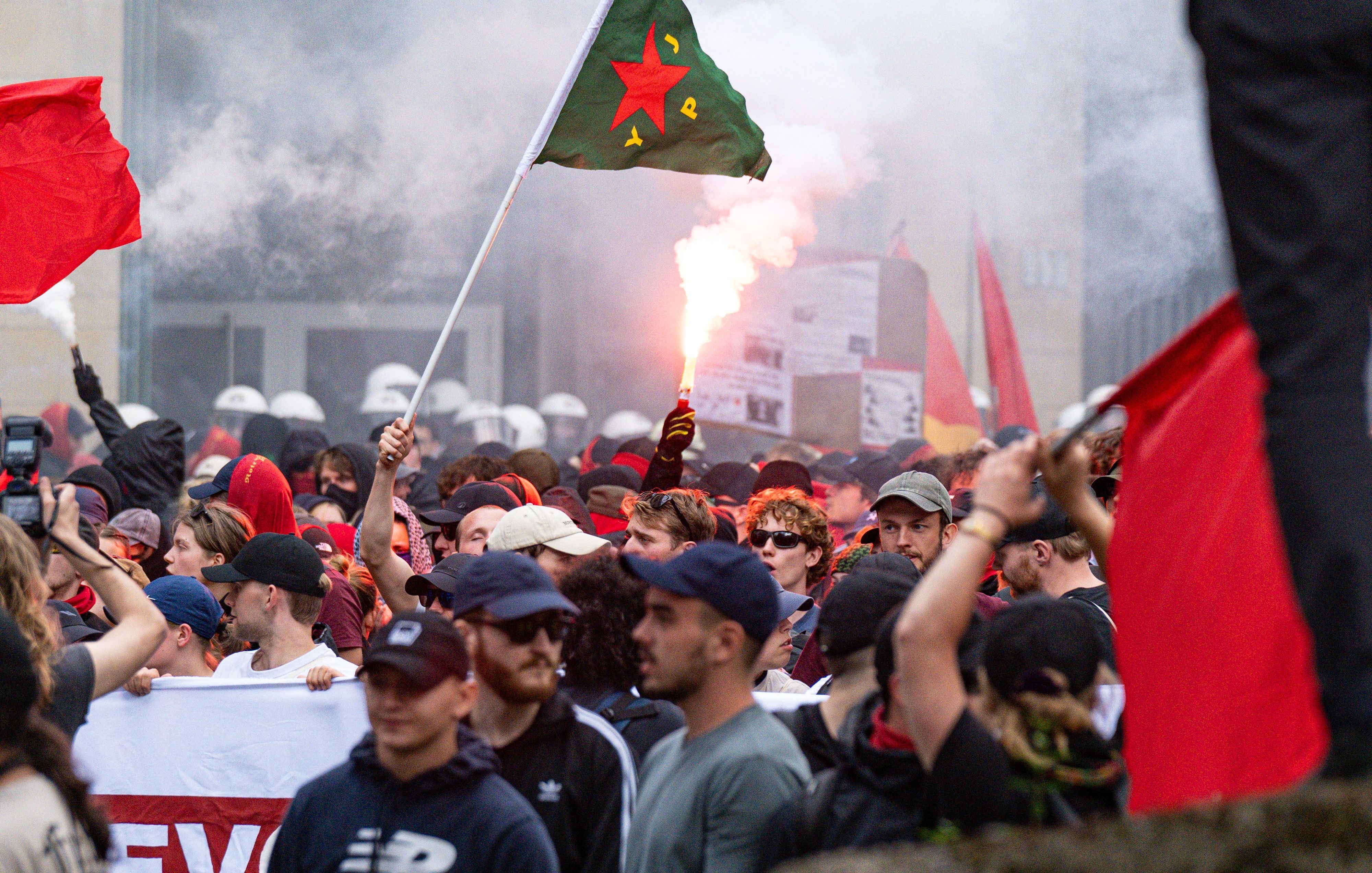 Hunderte Demonstranten bei der Demo in Köln, dazwischen immer wieder Pyrotechnik.