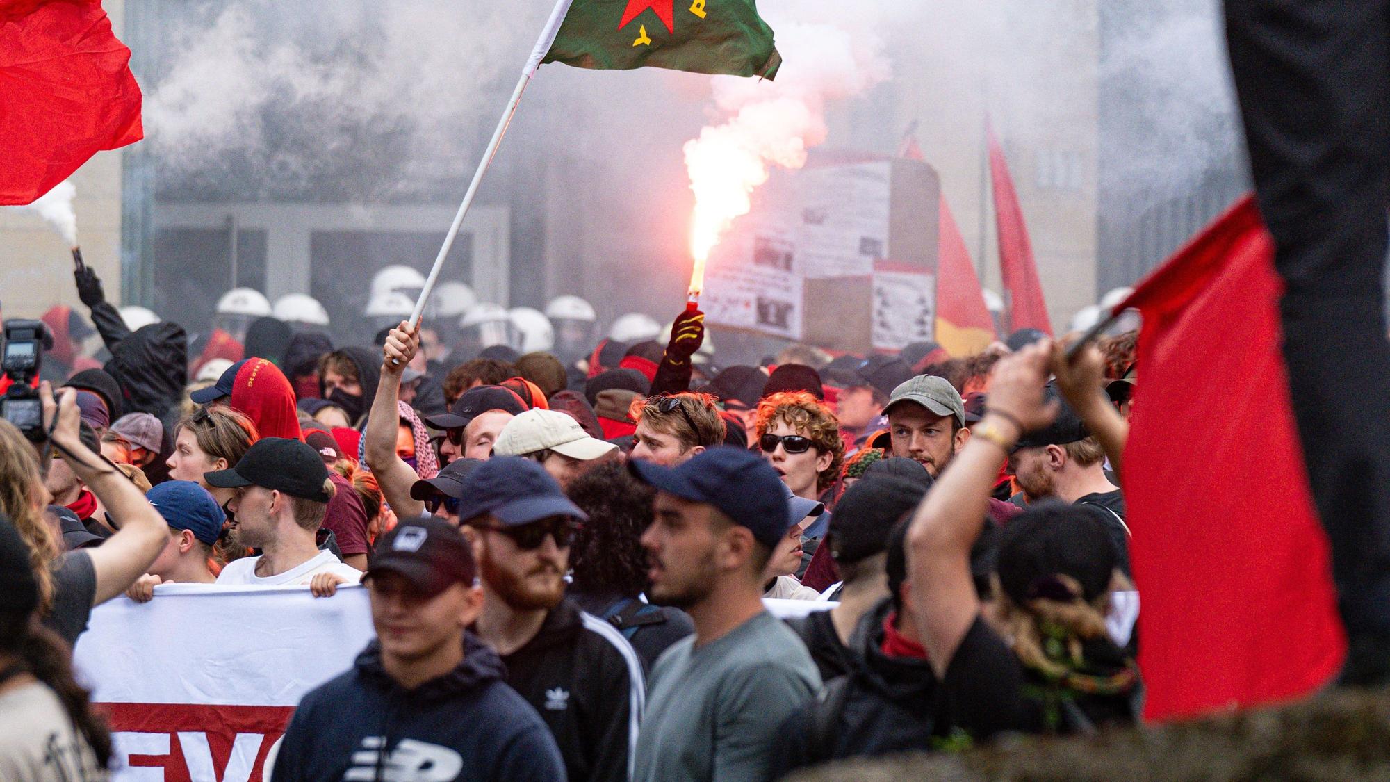 Hunderte Demonstranten bei der Demo in Köln, dazwischen immer wieder Pyrotechnik.