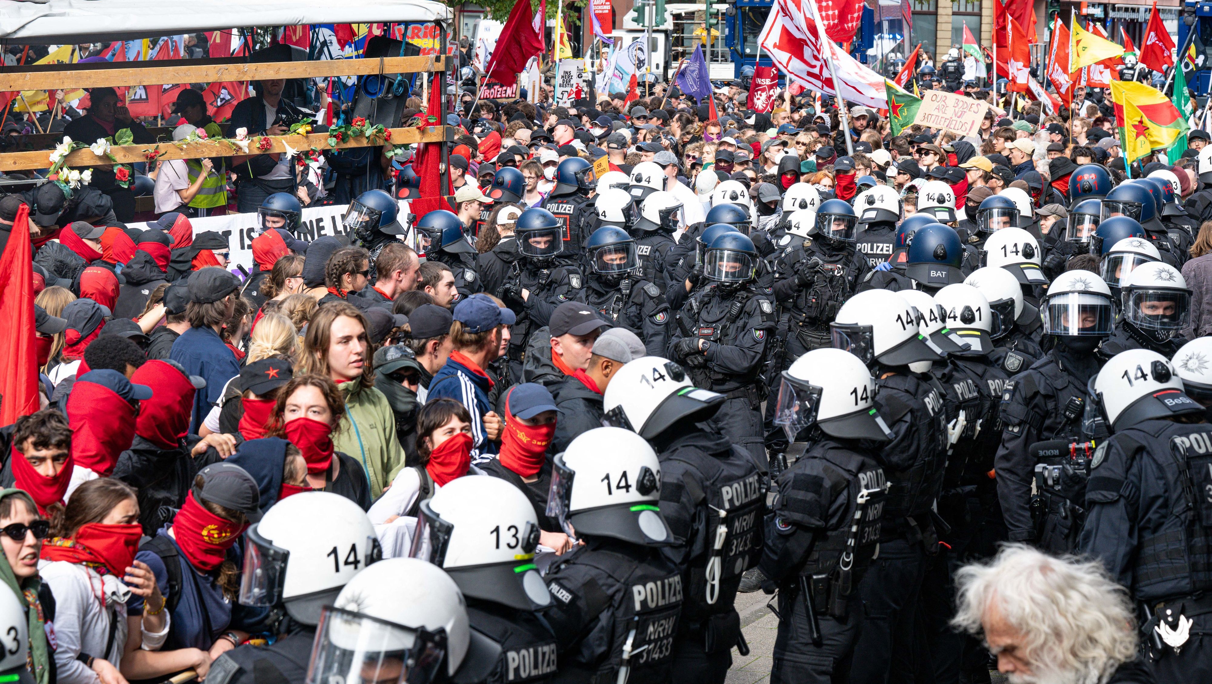 Bei der Abschlussdemonstration des Protestcamps „Rheinmetall entwaffnen“ umringt die Polizei Teilnehmer der Demo.