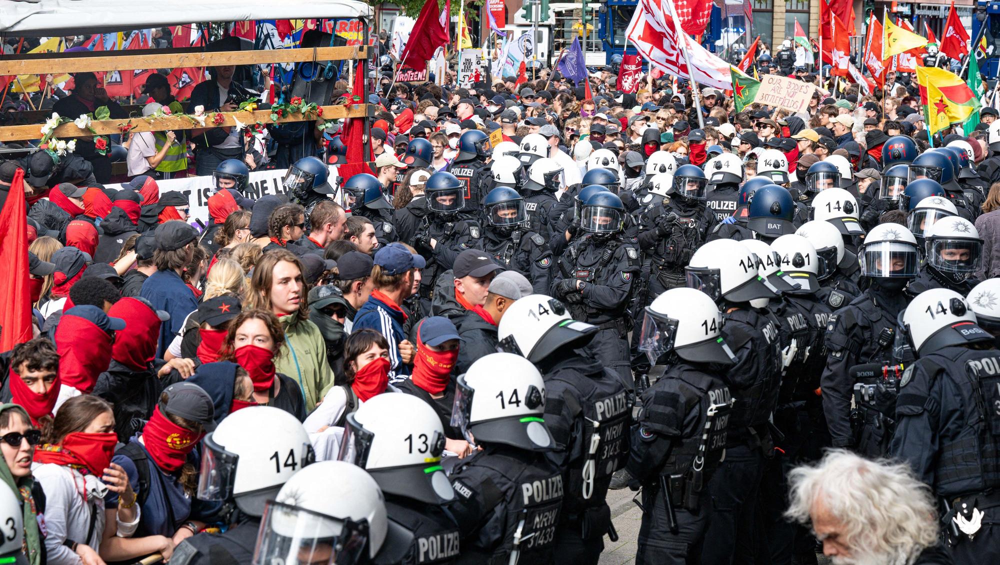 Bei der Abschlussdemonstration des Protestcamps „Rheinmetall entwaffnen“ umringt die Polizei Teilnehmer der Demo.