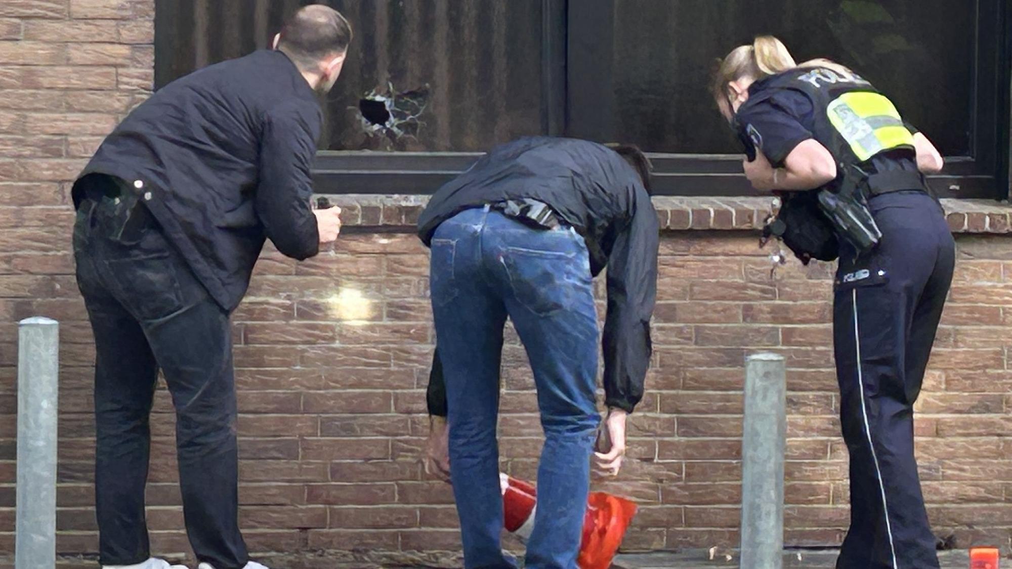 Einsatzkräfte der Polizei arbeiten am Tatort. Erneut gab es Schüsse auf einen Gastronomiebetrieb in Köln: Im Stadtteil Ostheim ist eine Bar beschossen worden.