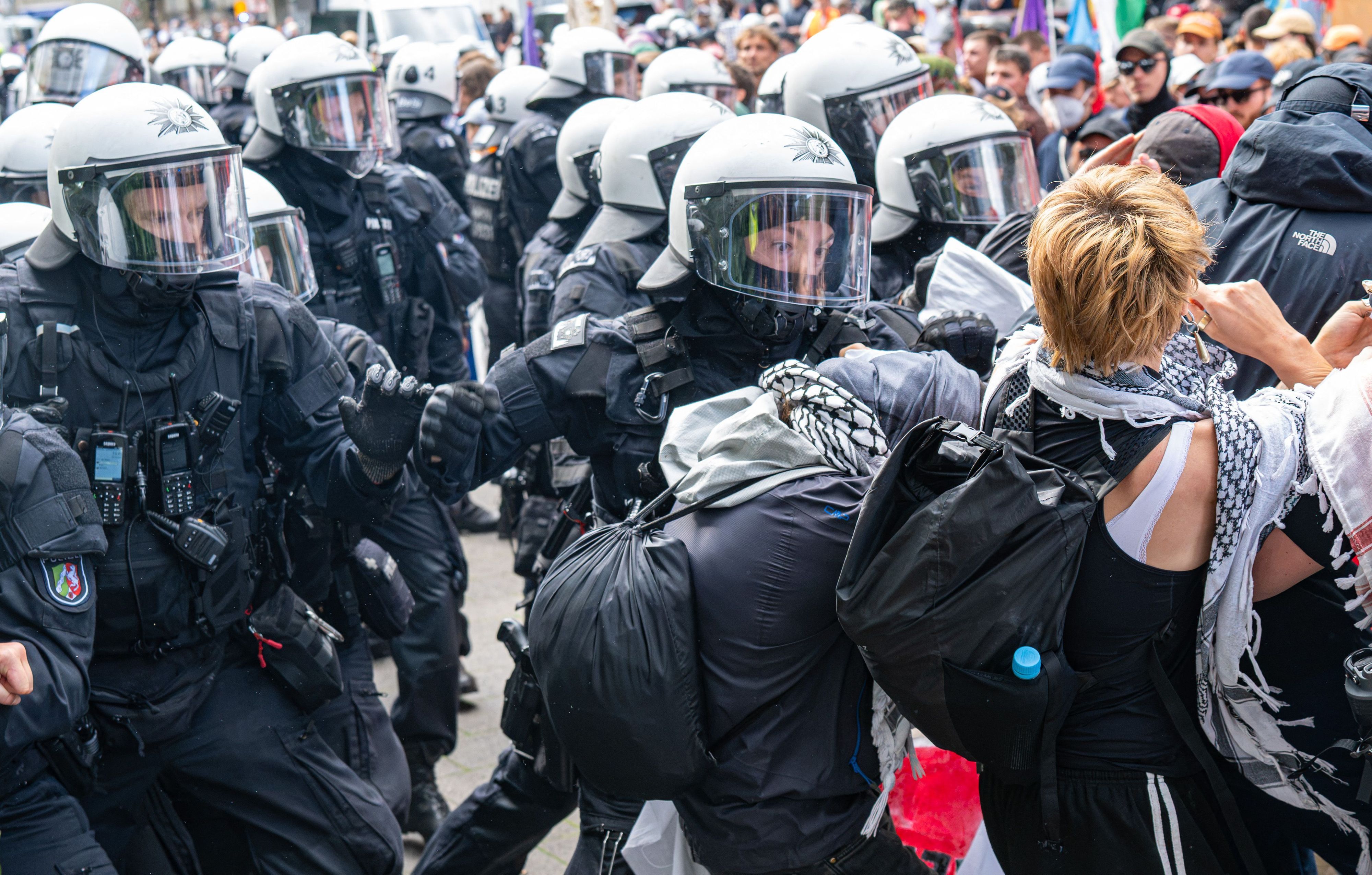 Die Polizei geht gegen Demonstrationsteilnehmer in Köln vor.