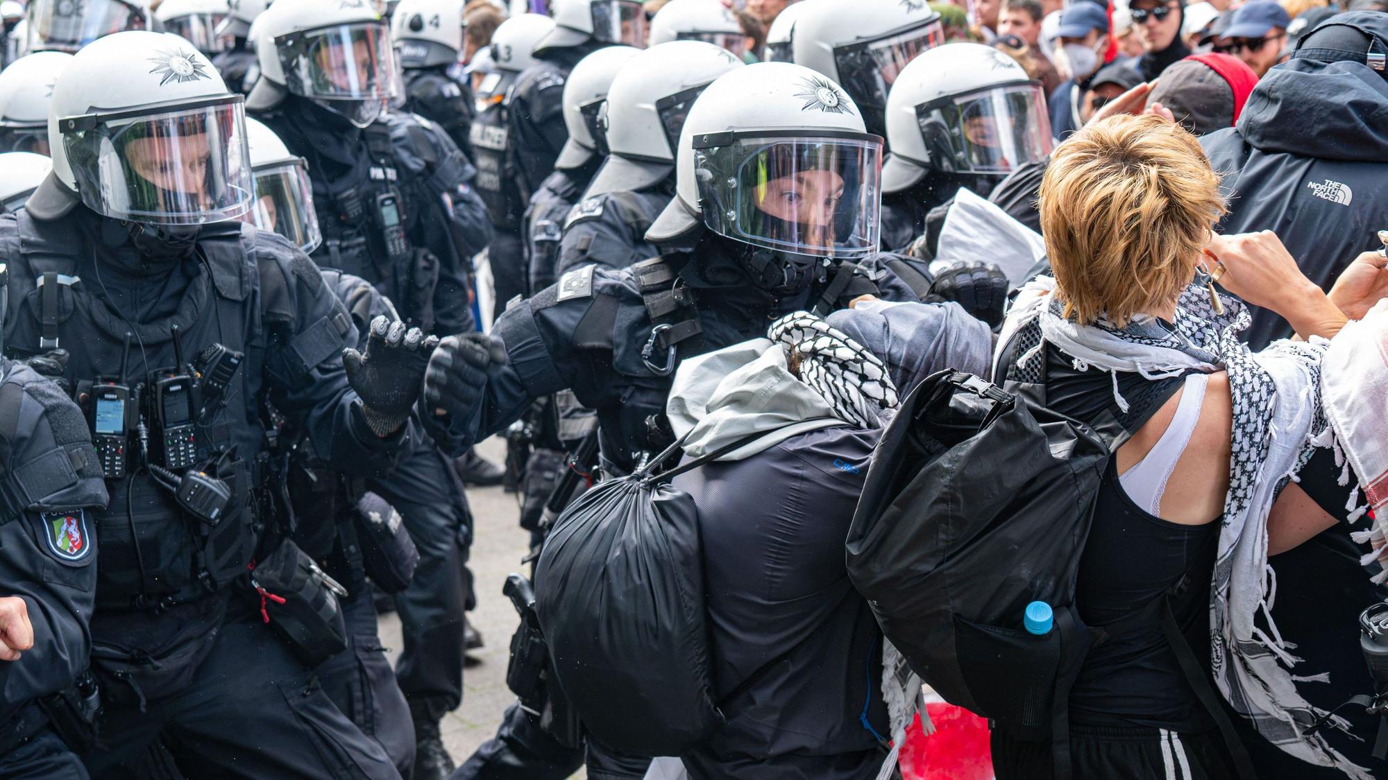 Die Polizei geht gegen Demonstrationsteilnehmer in Köln vor.