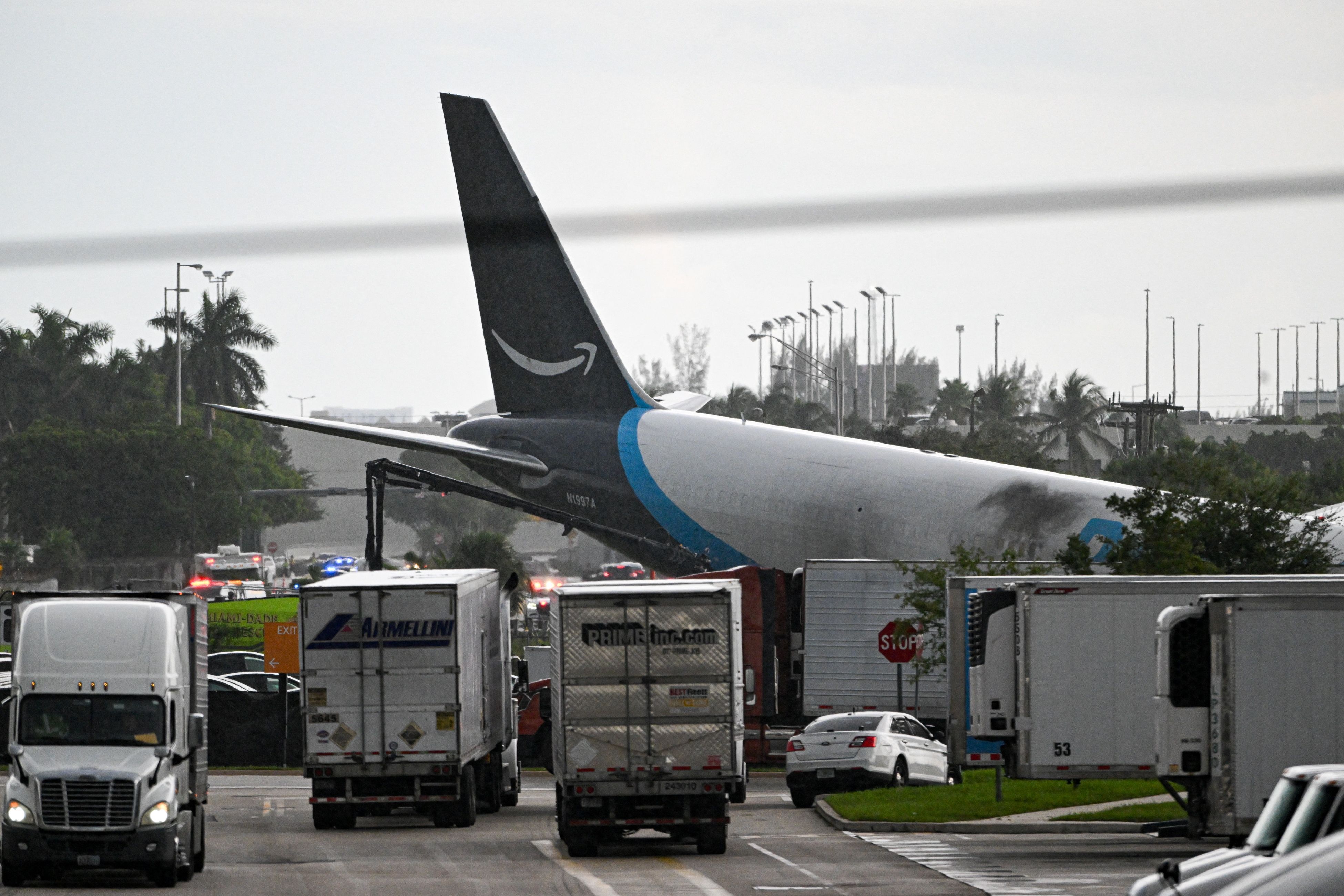 Ein Frachtflugzeug von Amazon ist am Sonntag (6. September) in Miami über die Landebahn hinausgeschossen.