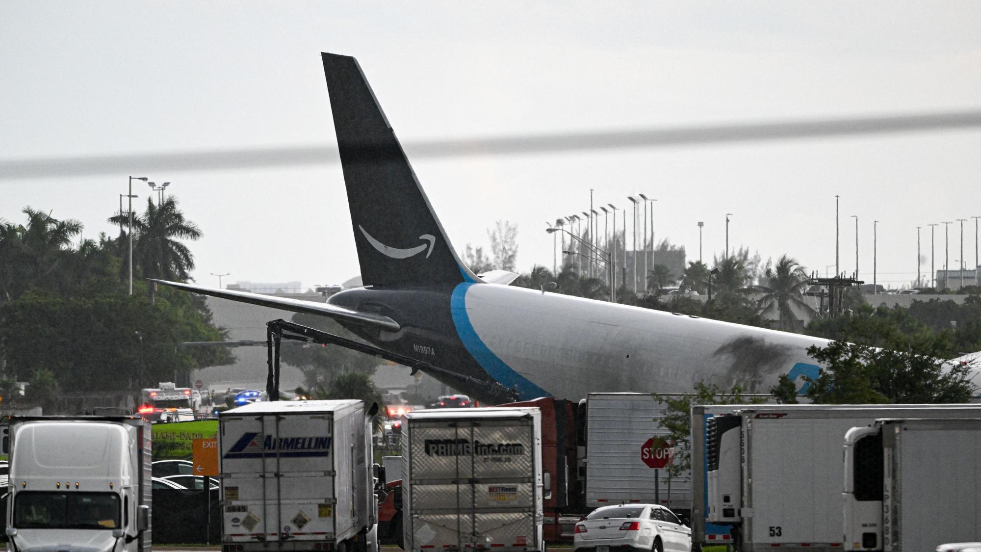 Ein Frachtflugzeug von Amazon ist am Sonntag (6. September) in Miami über die Landebahn hinausgeschossen.