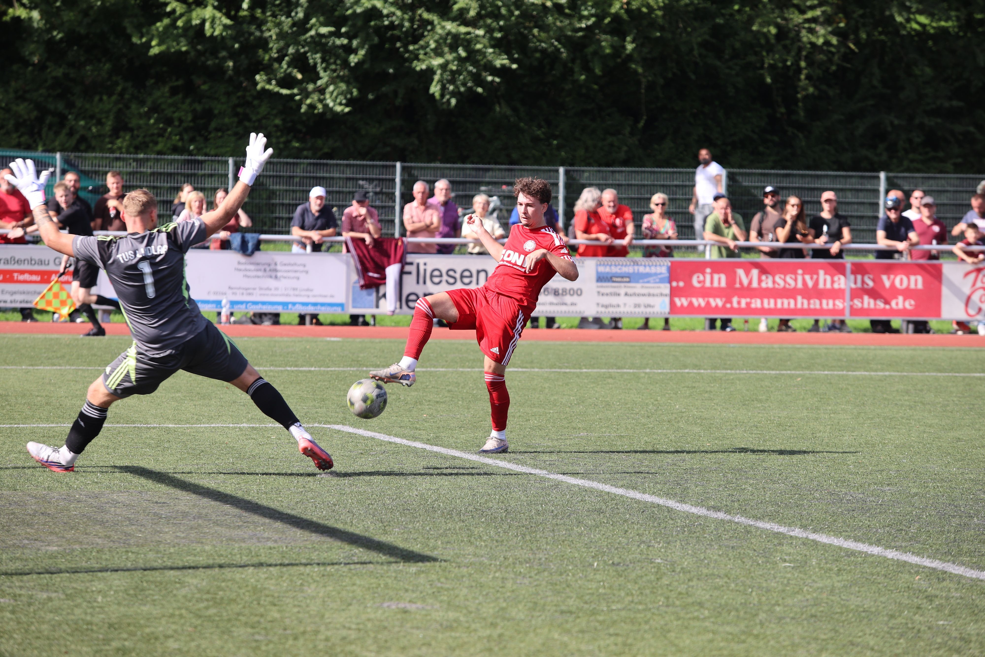 Torschuss bei einem Fußballspiel