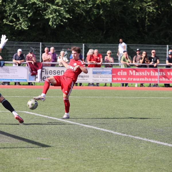 Torschuss bei einem Fußballspiel