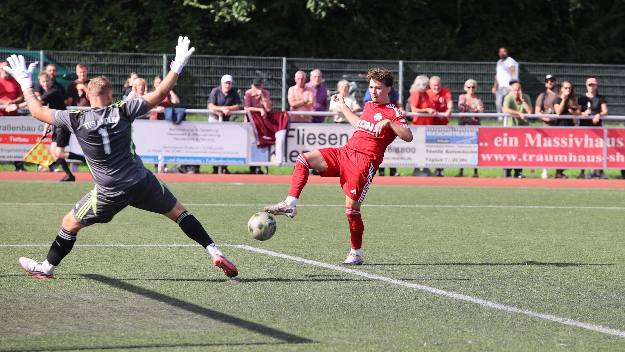 Torschuss bei einem Fußballspiel