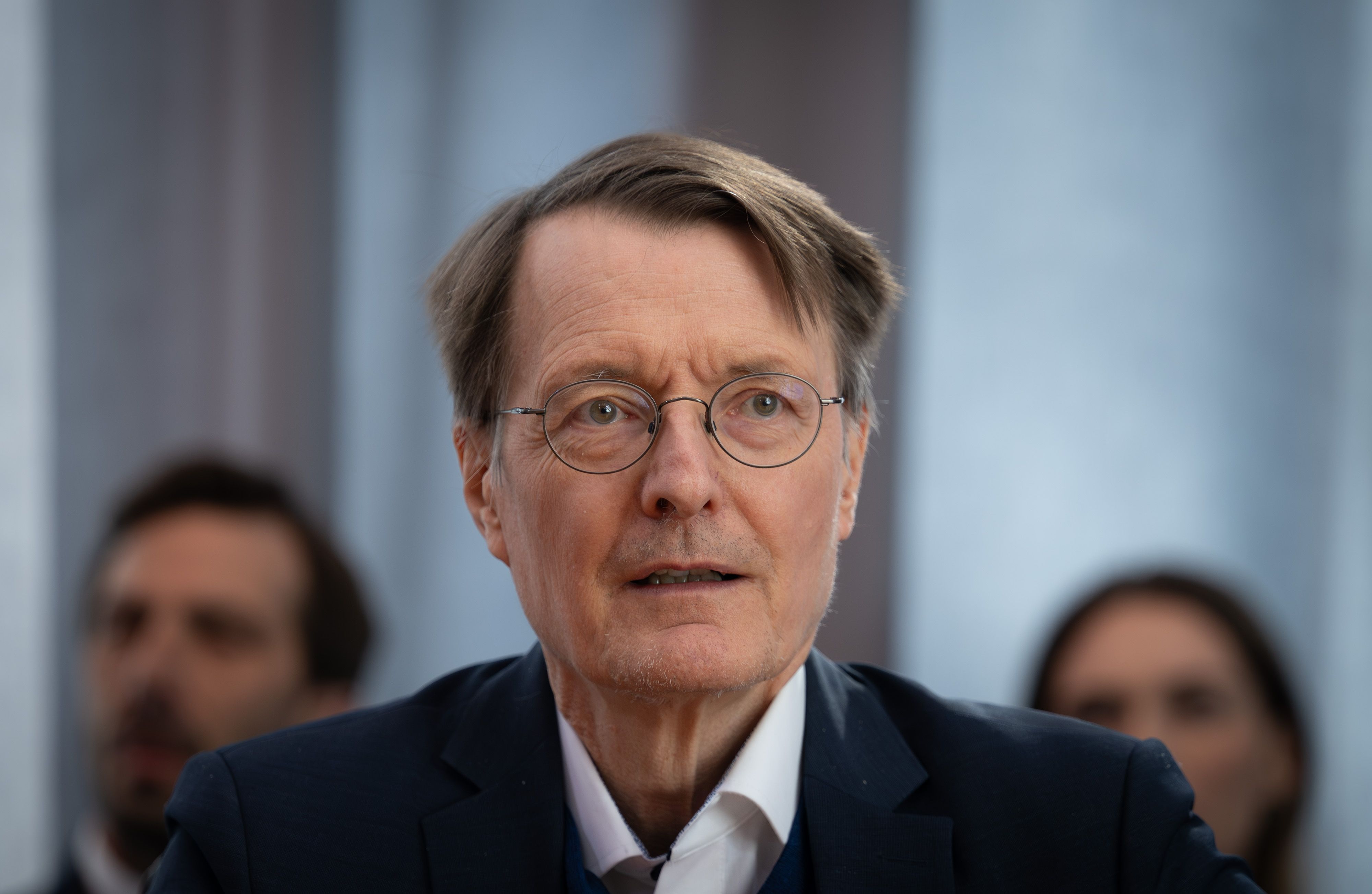 Karl Lauterbach (SPD), früherer Gesundheitsminister, wartet auf den Beginn der  öffentlichen Anhörung der Enquete-Kommission des Bundestages zur Corona-Pandemie. (zu dpa: «Wem nützt die Frührente? DIW-Chef und Lauterbach uneins») Foto: Soeren Stache/dpa +++ dpa-Bildfunk +++